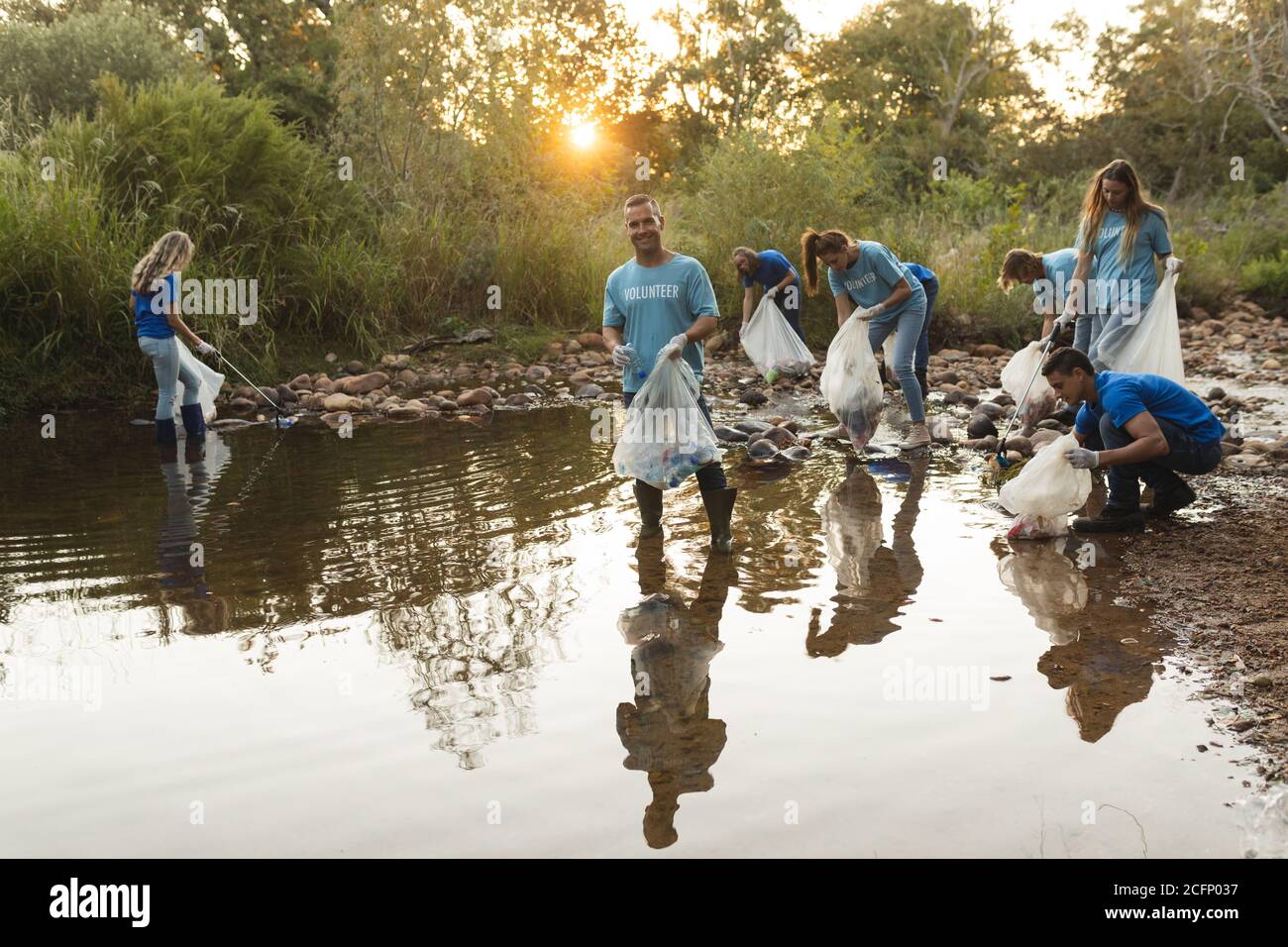 People cleaning river fotografías e imágenes de alta resolución Alamy
