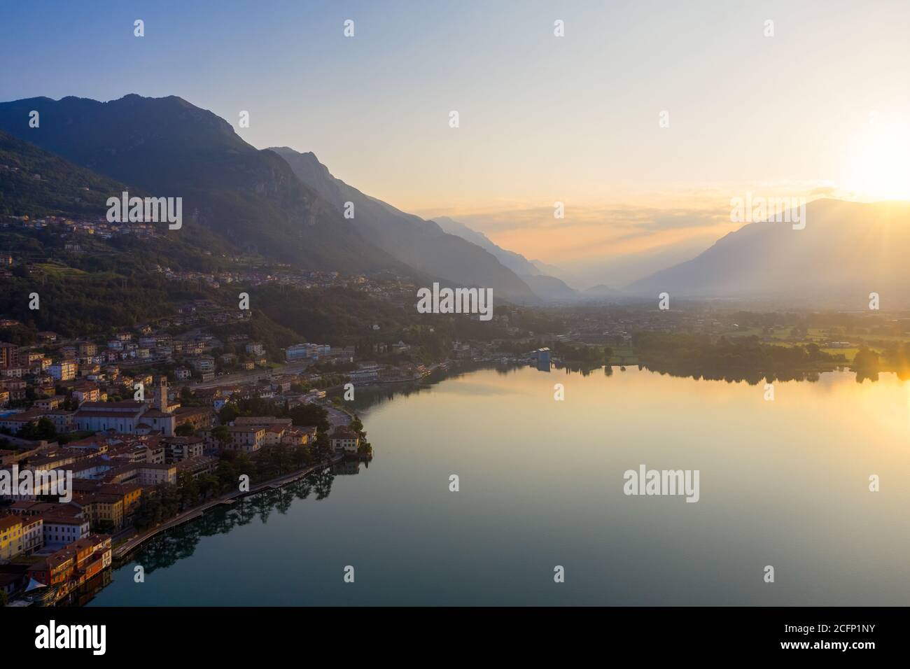 Vista del lago Iseo al amanecer, a la izquierda de la ciudad de lovere que corre a lo largo del lago, Bergamo Italia. Foto de stock