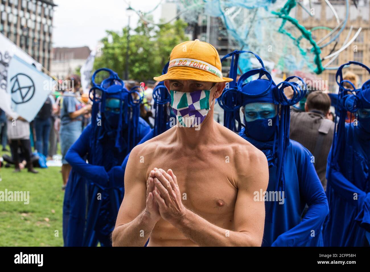 Londres, Reino Unido. 6 de septiembre de 2020. Los rebeldes azules se unen a otros activistas climáticos de la Rebelión del Océano y la Rebelión de extinción preparándose para participar en una colorida marcha de extinción Marina. Los activistas, que asisten a una serie de protestas de la Rebelión de septiembre en todo el Reino Unido, están exigiendo protecciones ambientales para los océanos y pidiendo el fin de la inacción gubernamental global para salvar los mares. Crédito: Mark Kerrison/Alamy Live News Foto de stock