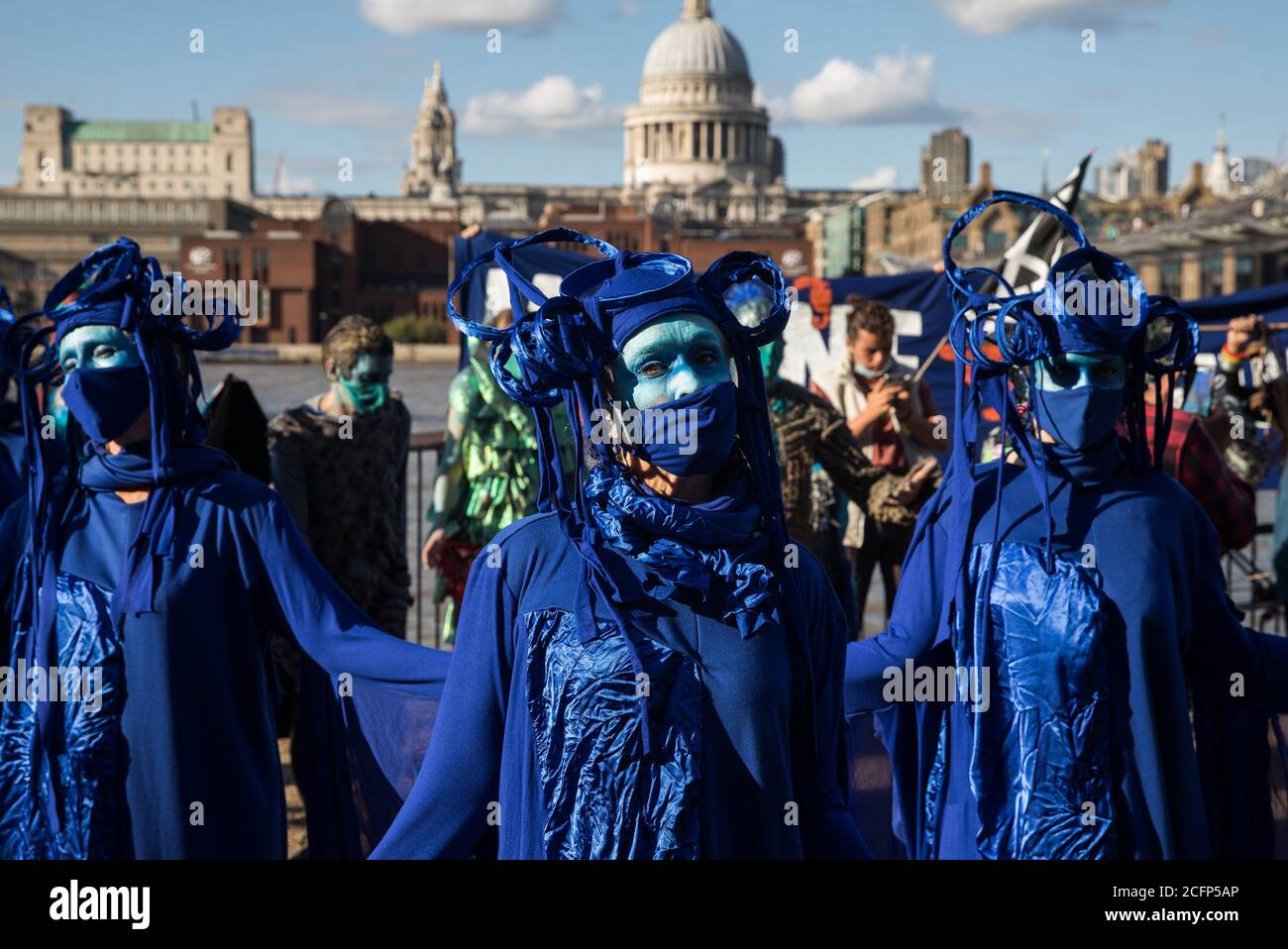 Londres, Reino Unido. 6 de septiembre de 2020. Los rebeldes azules se unen a otros activistas climáticos de la Rebelión Oceánica y la Rebelión de extinción en la Ribera del Sur durante una colorida marcha de extinción Marina. Los activistas, que asisten a una serie de protestas de la Rebelión de septiembre en todo el Reino Unido, están exigiendo protecciones ambientales para los océanos y pidiendo el fin de la inacción gubernamental global para salvar los mares. Crédito: Mark Kerrison/Alamy Live News Foto de stock