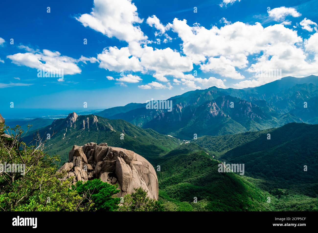 Las hermosas y pintorescas vistas desde la Roca Ulsan Bawi en el Parque Nacional Seoraksan en Sokcho, Corea del Sur. Foto de stock