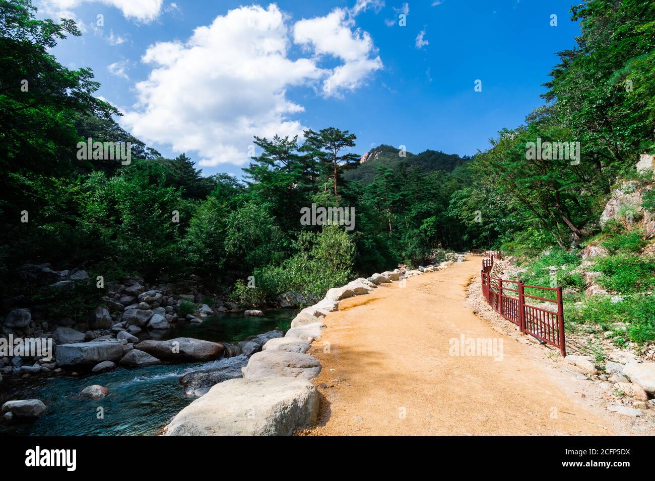 A lo largo de la ruta Ulsan Bawi en el Parque Nacional de Seoraksan en Sokcho, Corea del Sur. Foto de stock
