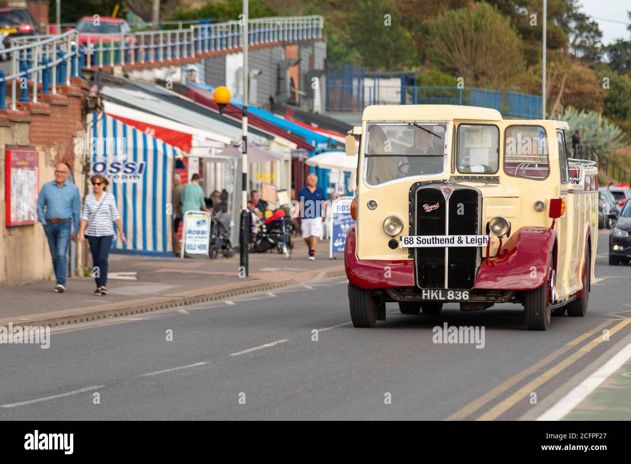 AEC Regal III en Ensignbus Ruta 68 servicio a lo largo del paseo marítimo en Southend en sea, Essex, Reino Unido. Evento especial de extravagancia de autobuses con techo abierto Foto de stock