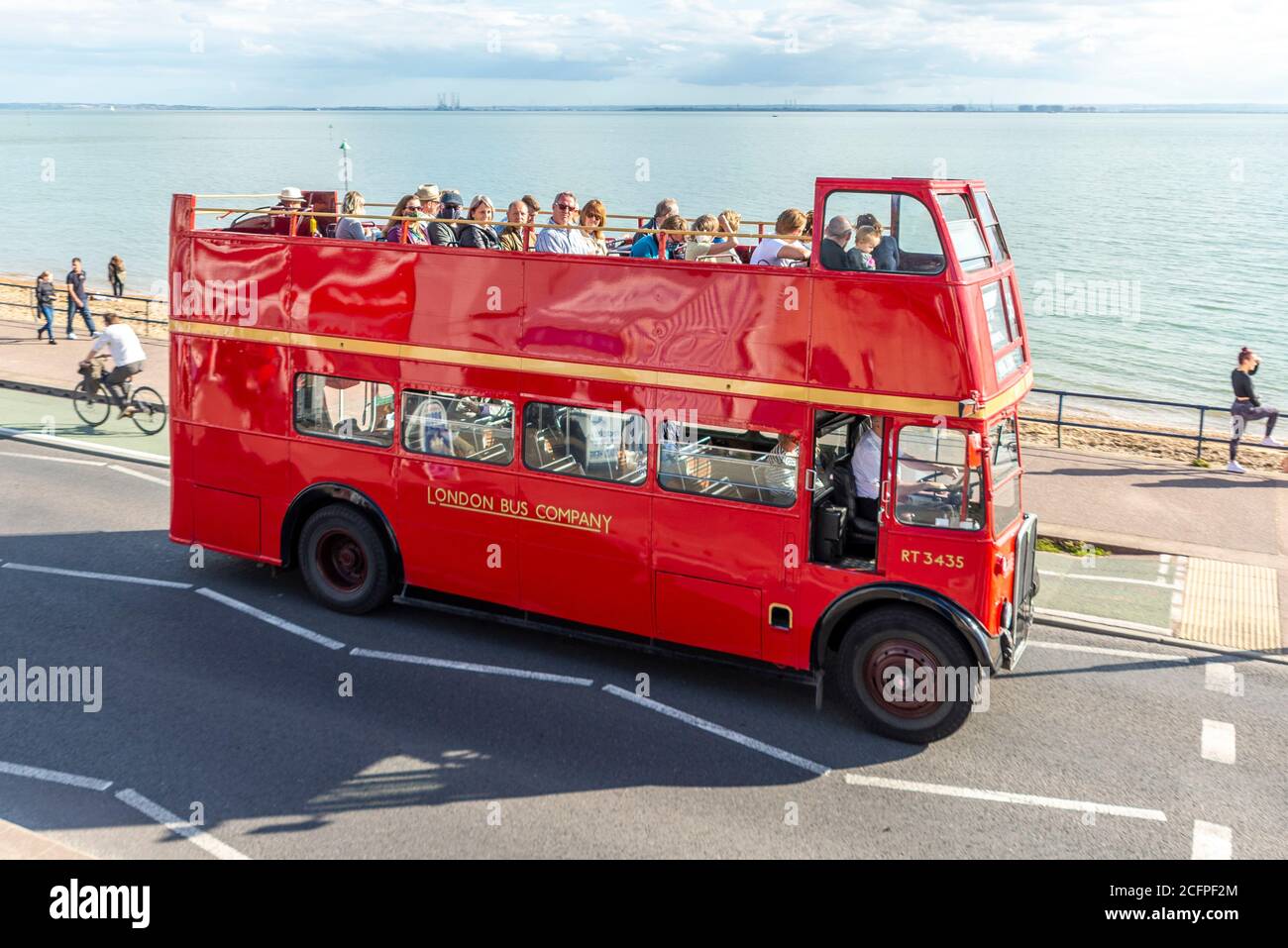 AEC Regent III bus en Ensignbus Ruta 68 servicio a lo largo del paseo marítimo en Southend on sea, Essex, Reino Unido. Evento especial de extravagancia de autobuses con techo abierto Foto de stock
