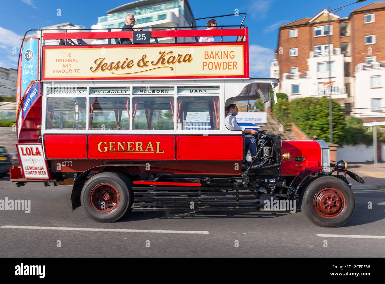 Réplica 1913 B Tipo de autobús clásico en Ensignbus Ruta 68 servicio a lo largo del paseo marítimo en Southend en el mar, Essex Reino Unido. Evento especial de extravagancia de autobuses con techo abierto Foto de stock