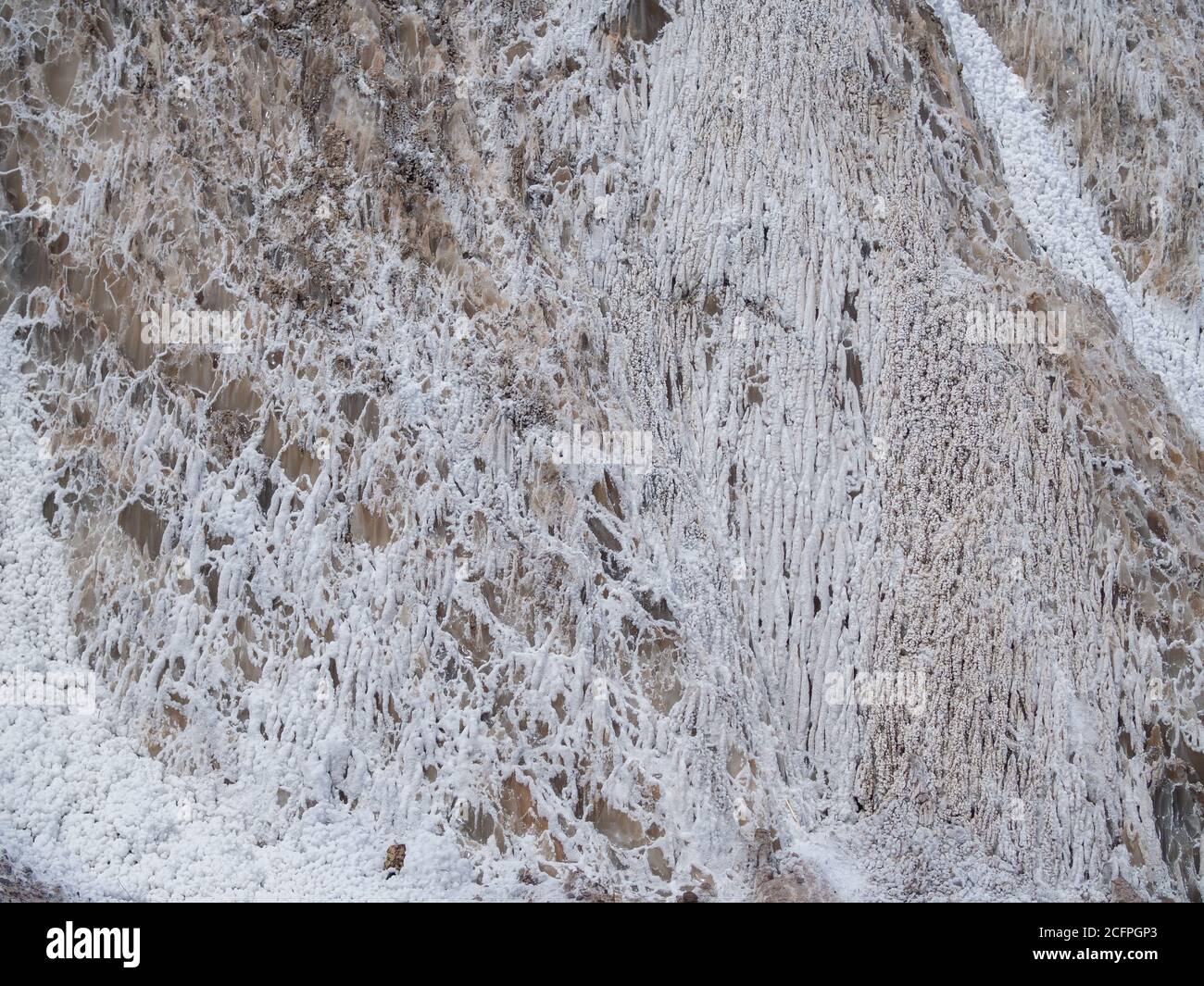 Fuera de los muros de sal de la montaña de sal, Cardona, España. Vista de primer plano. Textura de fondo natural. Foto de stock