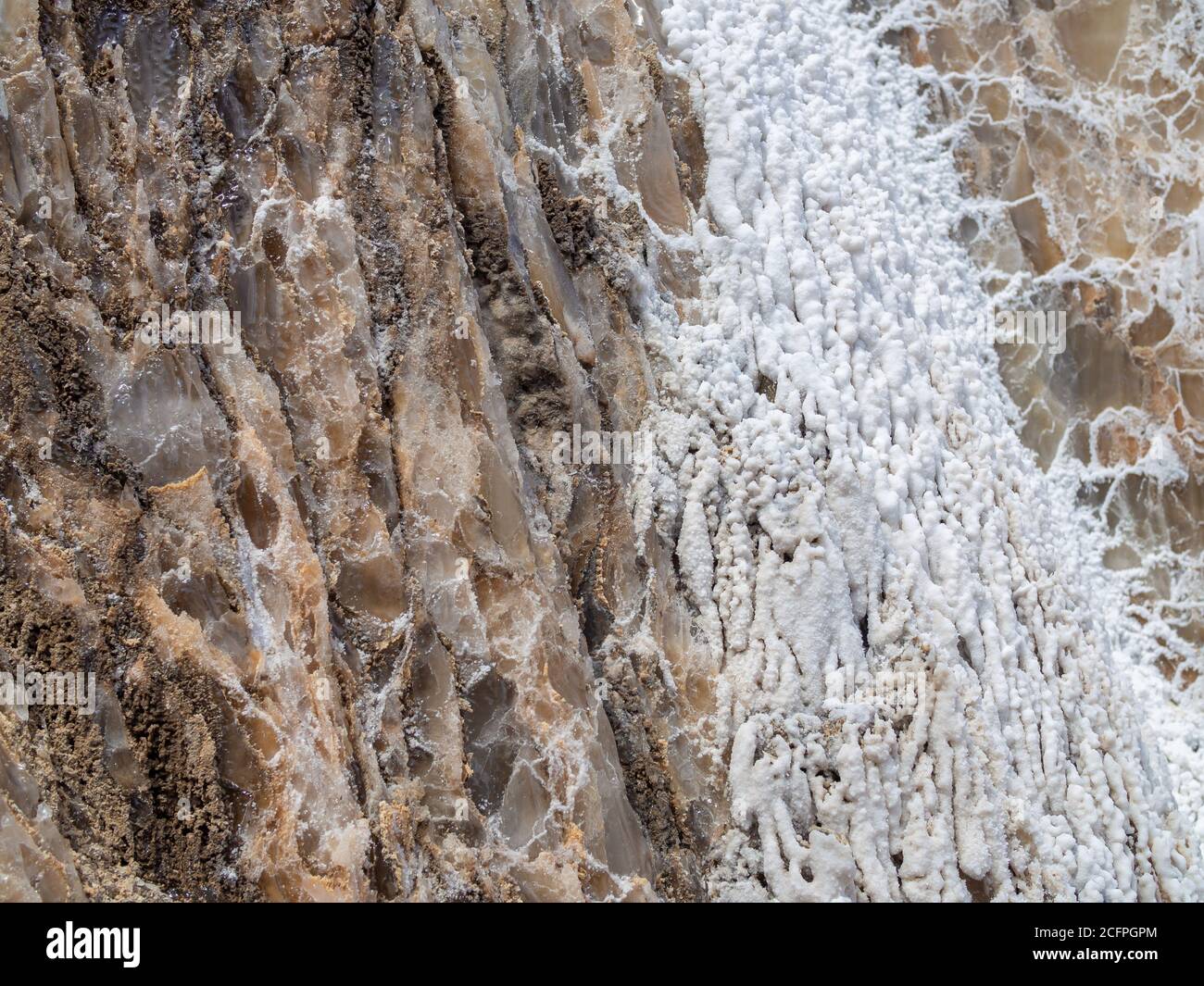 Fuera de los muros de sal de la montaña de sal, Cardona, España. Vista de primer plano. Textura de fondo natural. Foto de stock