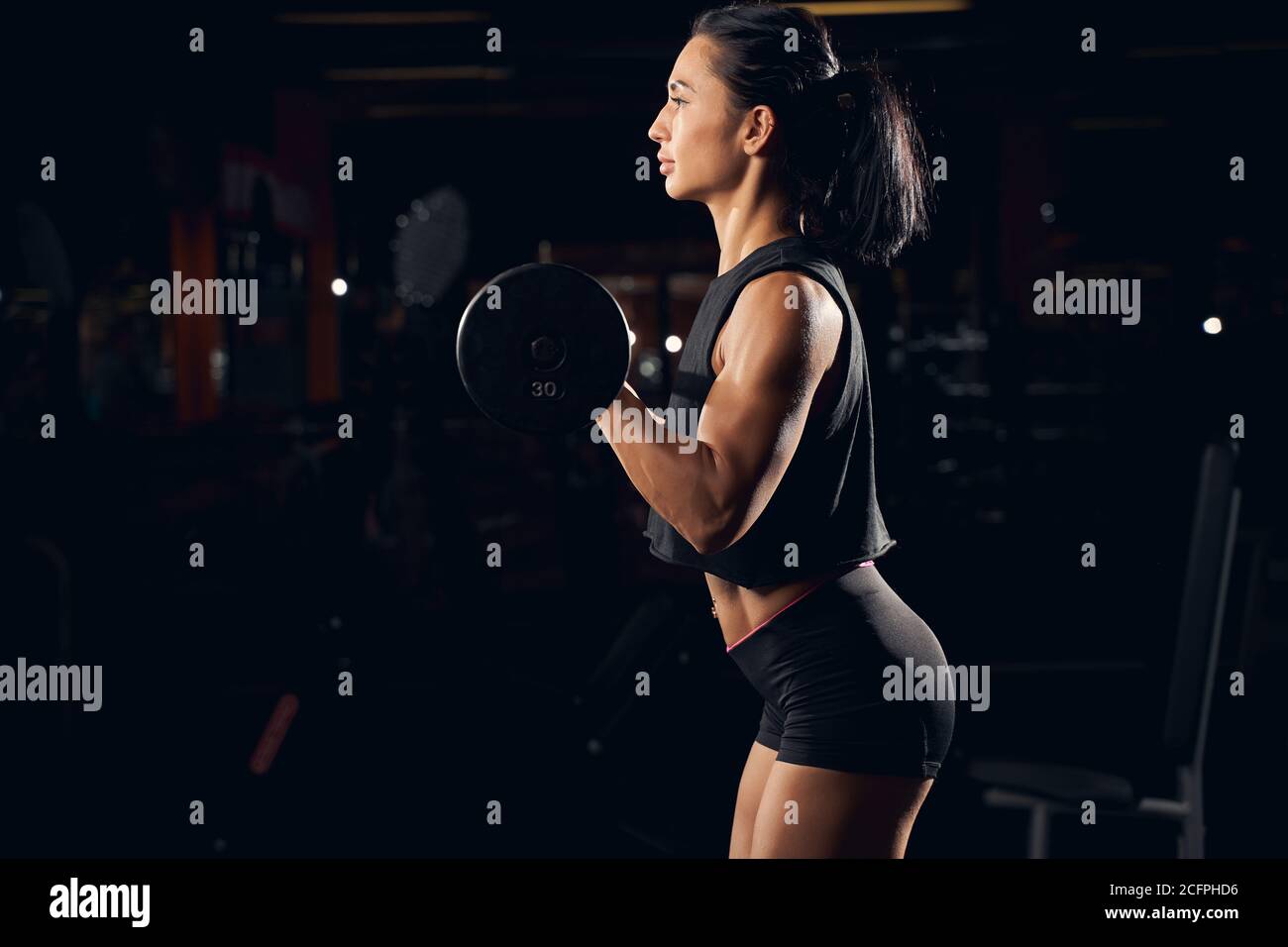 Pesas deportivas para levantar pesas en el gimnasio Foto de stock