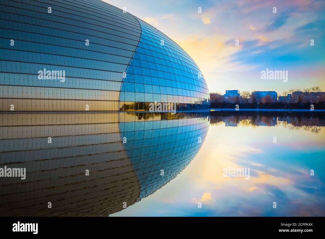 Beijing, China - 8 de enero de 2020: El Teatro Nacional de Artes de Peforming o el huevo de Gian es un centro de arte diseñado por Paul Andreu. Casas de ópera, música, teatro Foto de stock