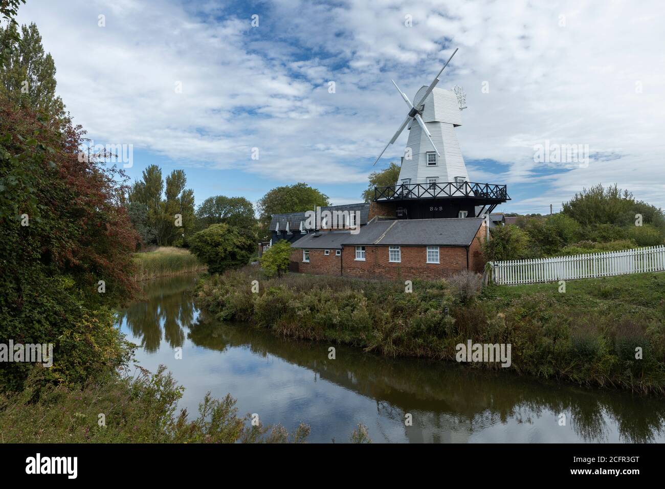 Centeno Tillingham Molino de viento en el río. Centeno, East Sussex, Inglaterra Foto de stock