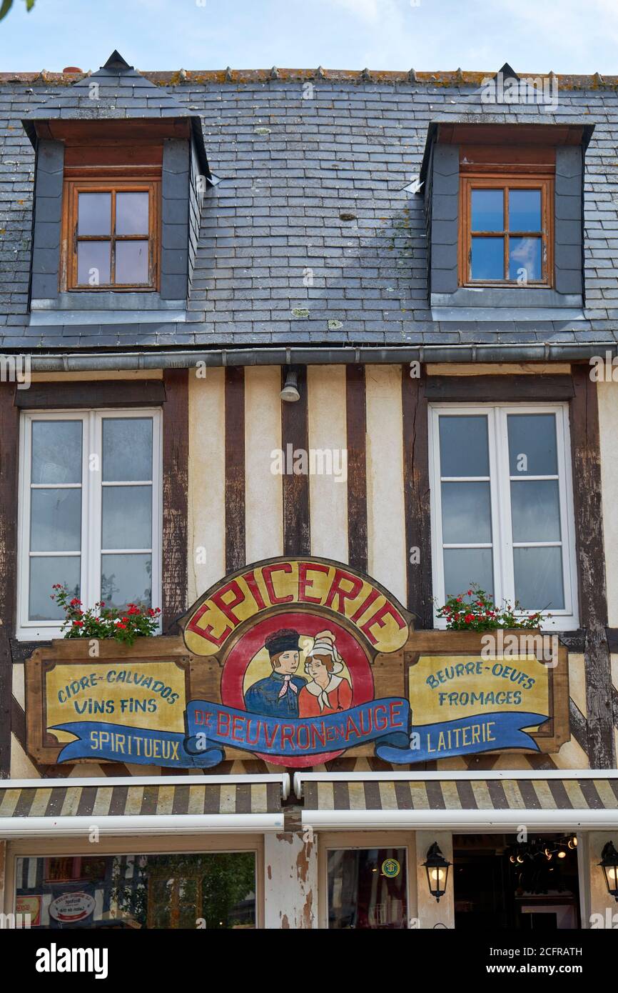 Cartel de madera Épicerie francesa en una fachada de entramado de madera Foto de stock
