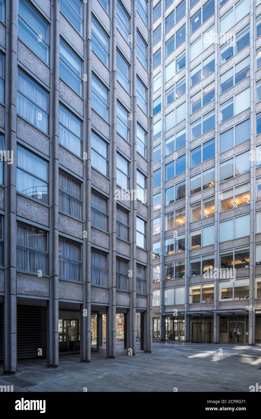 Vista del bloque residencial y la torre principal, destacando la verticalidad de la estructura. The Economist Building, Londres, Reino Unido. Arquit Foto de stock