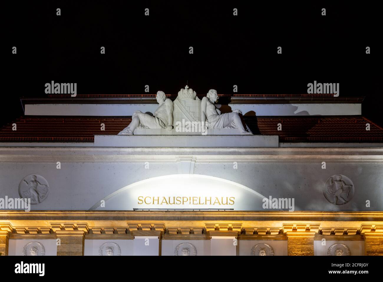 Dresden, Sajonia / Alemania - 3 de septiembre de 2020: El teatro en Dresden por la noche vista detallada de la fachada de la casa Foto de stock