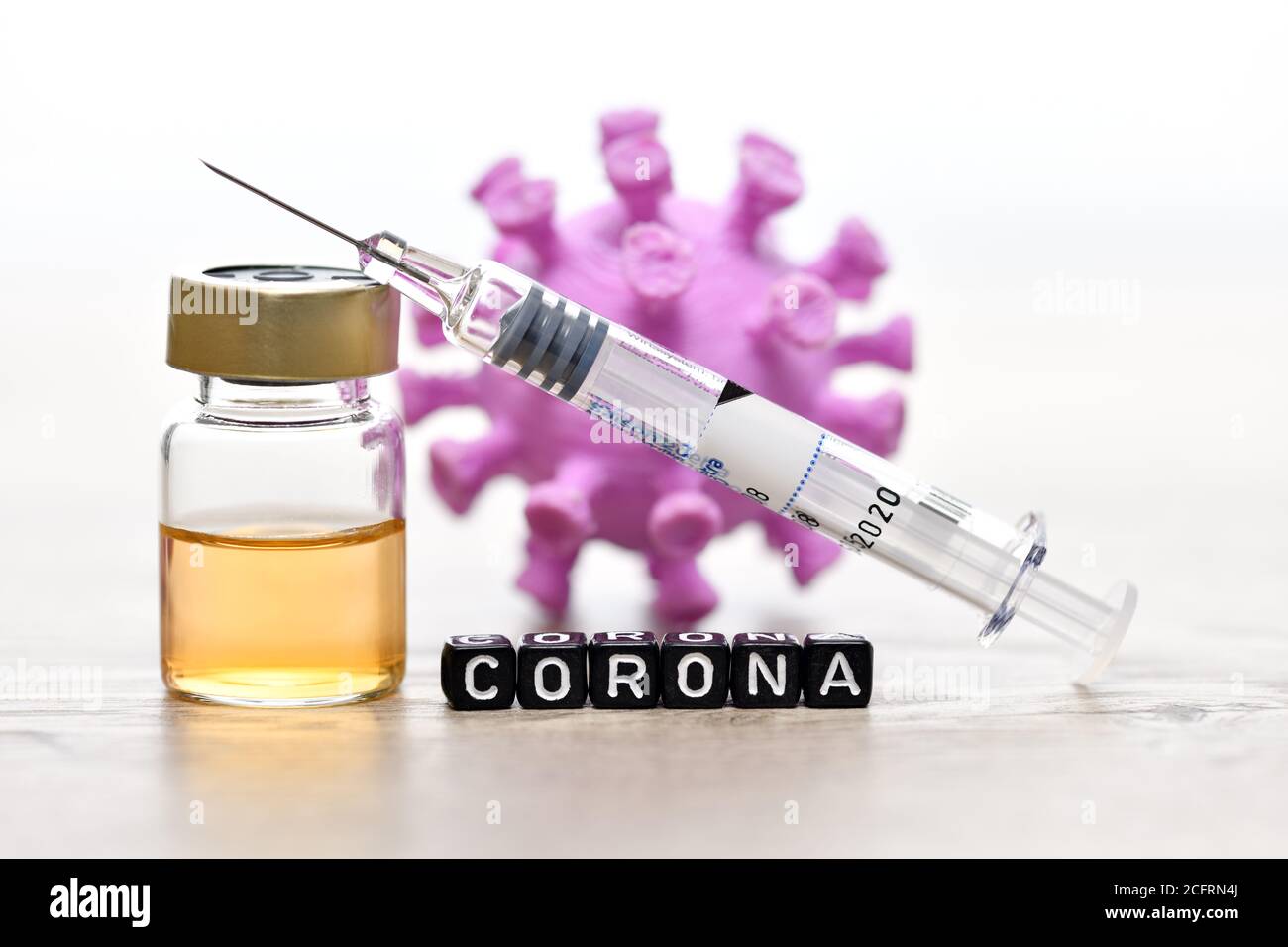 Vacuna con jeringa y corona frente al modelo coronavirus, vacuna COVID-19 Foto de stock