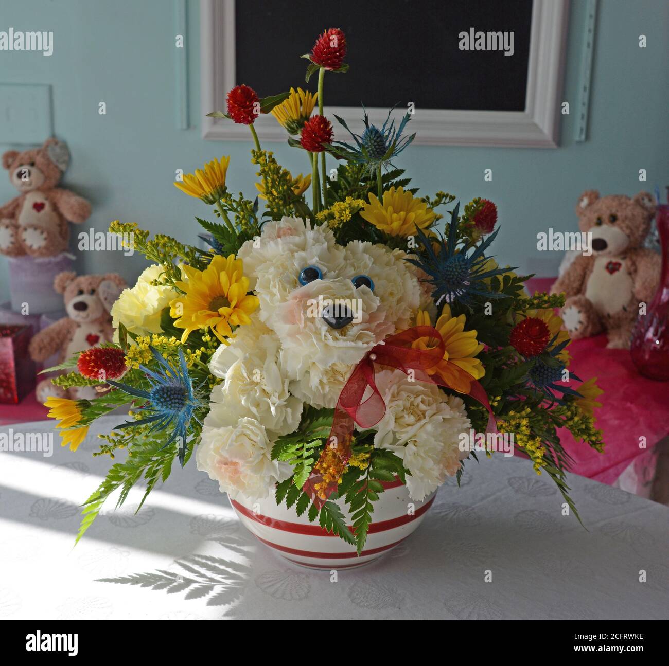 Arreglo floral de un oso clavel blanco o cachorro en un jarrón a rayas. Osos  de peluche, flores, regalos Fotografía de stock - Alamy