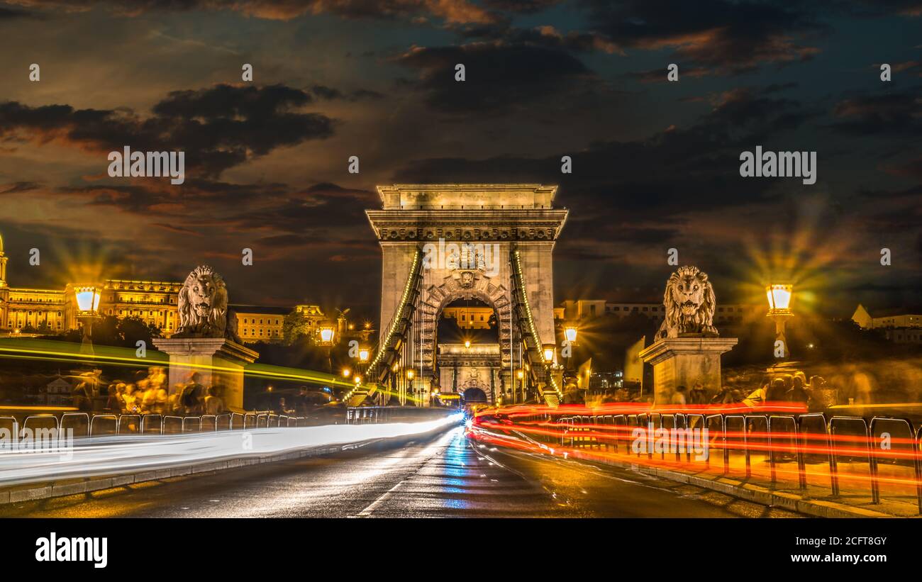 Iluminado Puente de las cadenas en Budapest al atardecer Foto de stock