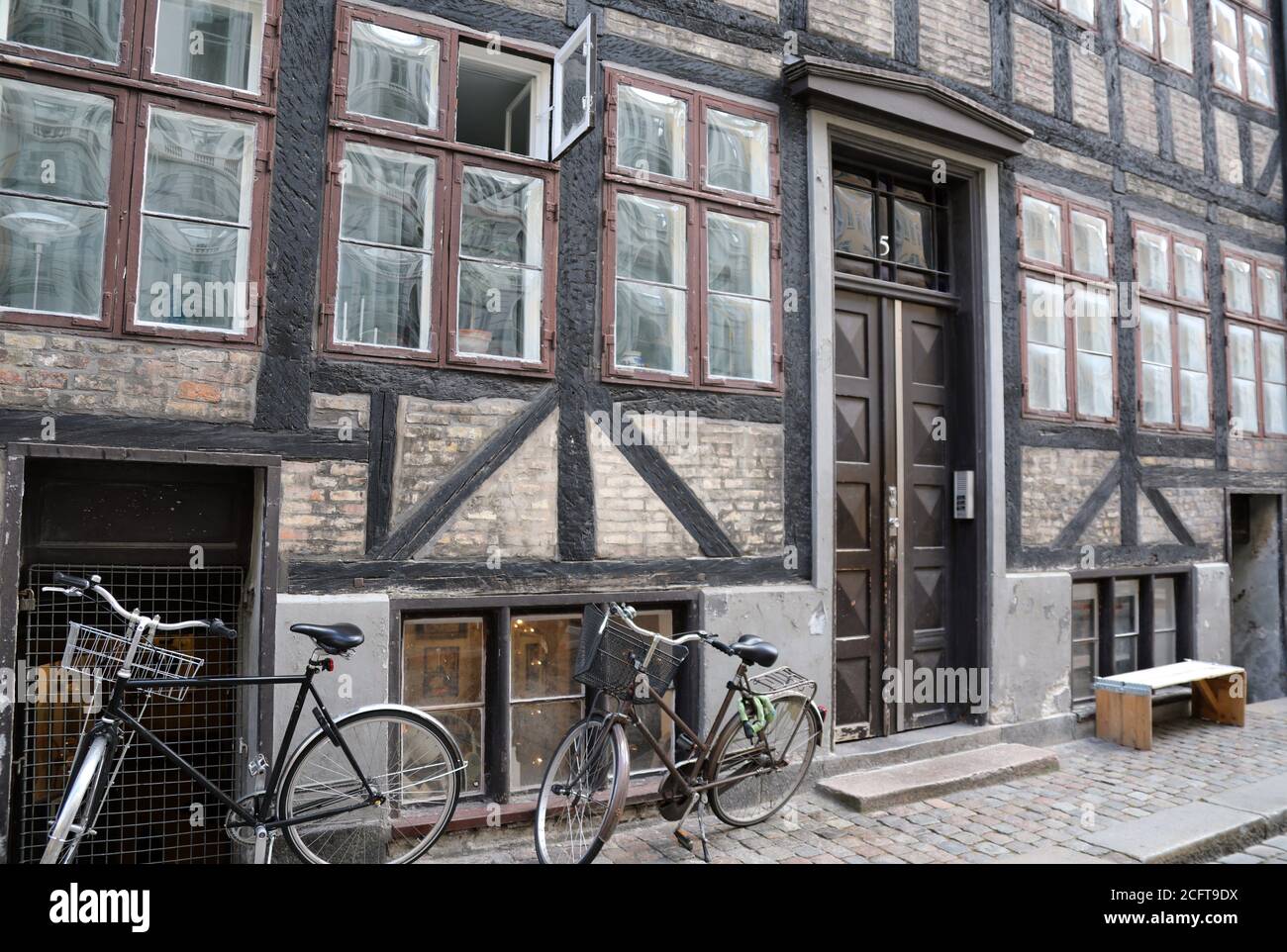 Snaregade en Copenhague, que es una de las calles más antiguas en la ciudad Foto de stock