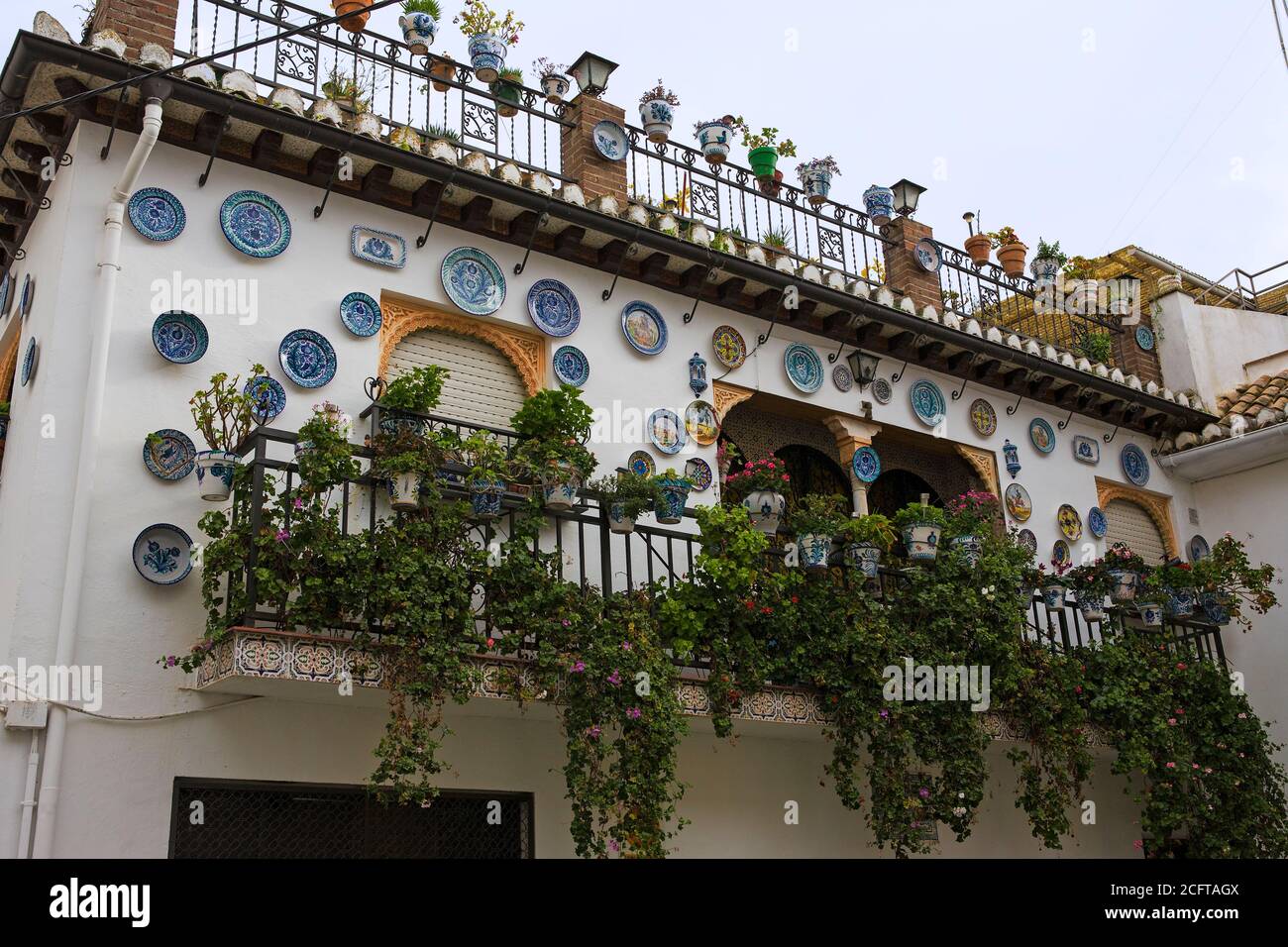 Calle Horno San Agustín, el Albaicín, Granada, Andalucía, España: Una casa  decorada con cerámica de fajalauza en el antiguo barrio árabe Fotografía de  stock - Alamy