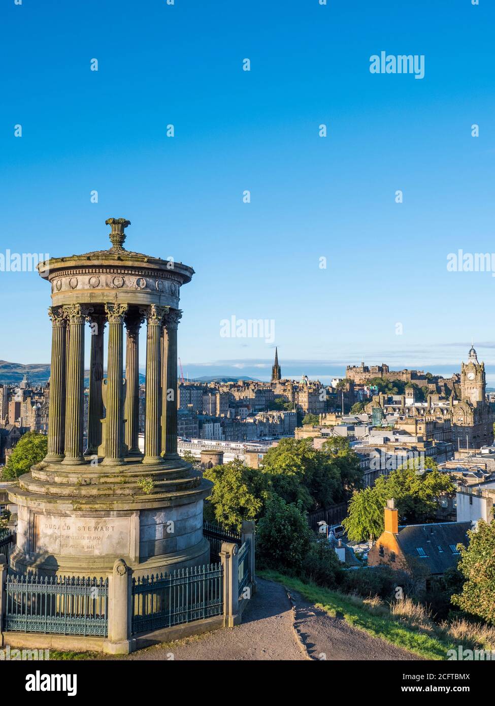 Paisaje de Edimburgo con, Monumento Dugald Stewart, la ciudad de Edimburgo en el fondo con el Hotel Balmoral, Escocia, Reino Unido. Foto de stock