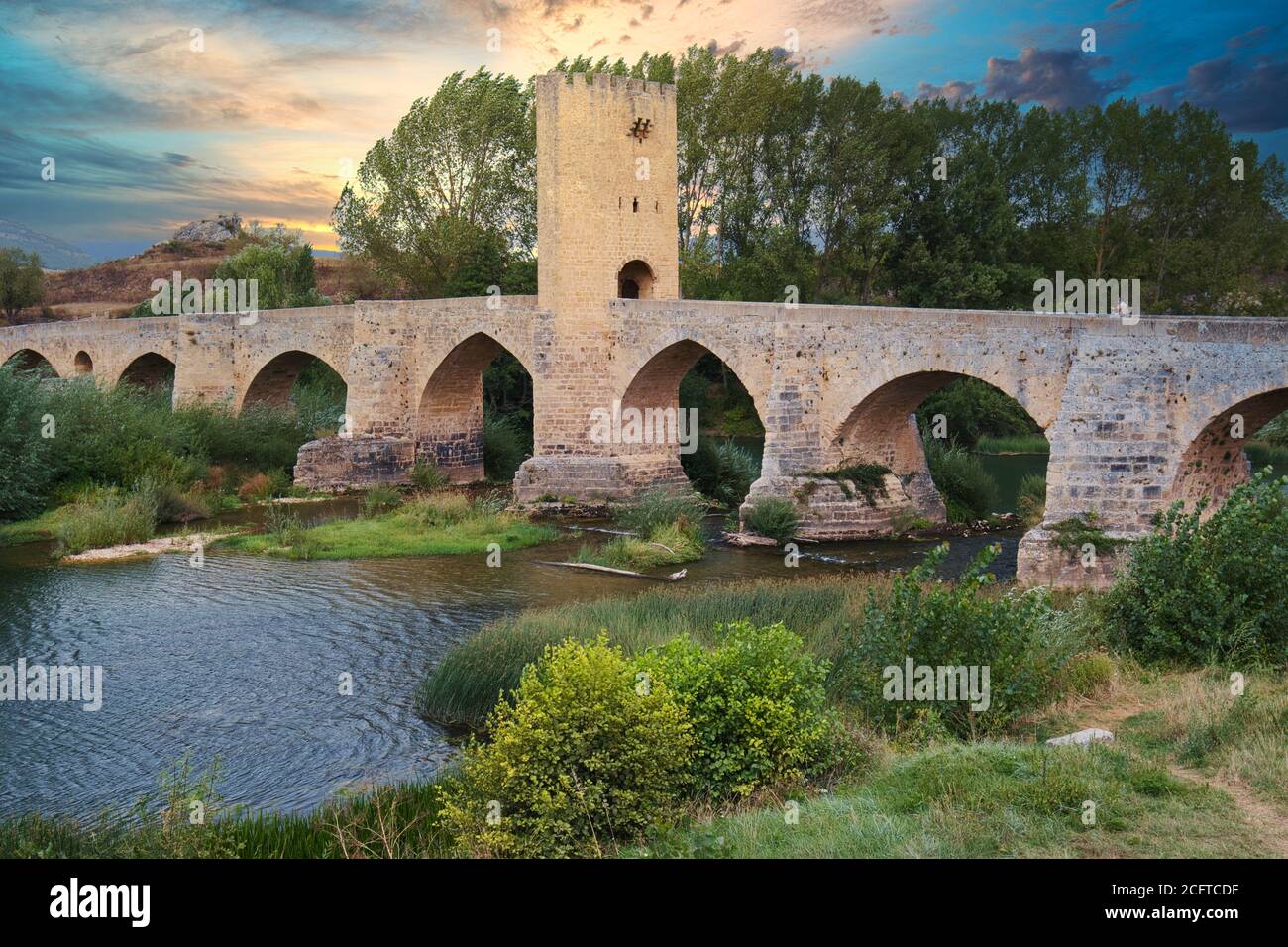 Puente medieval y río Ebro. Foto de stock