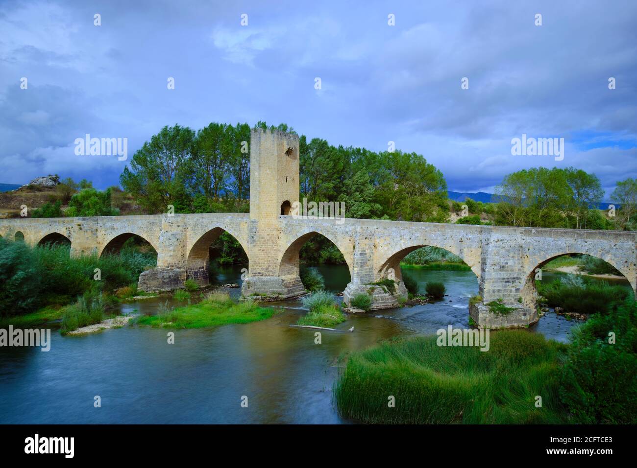 Puente medieval y río Ebro. Foto de stock