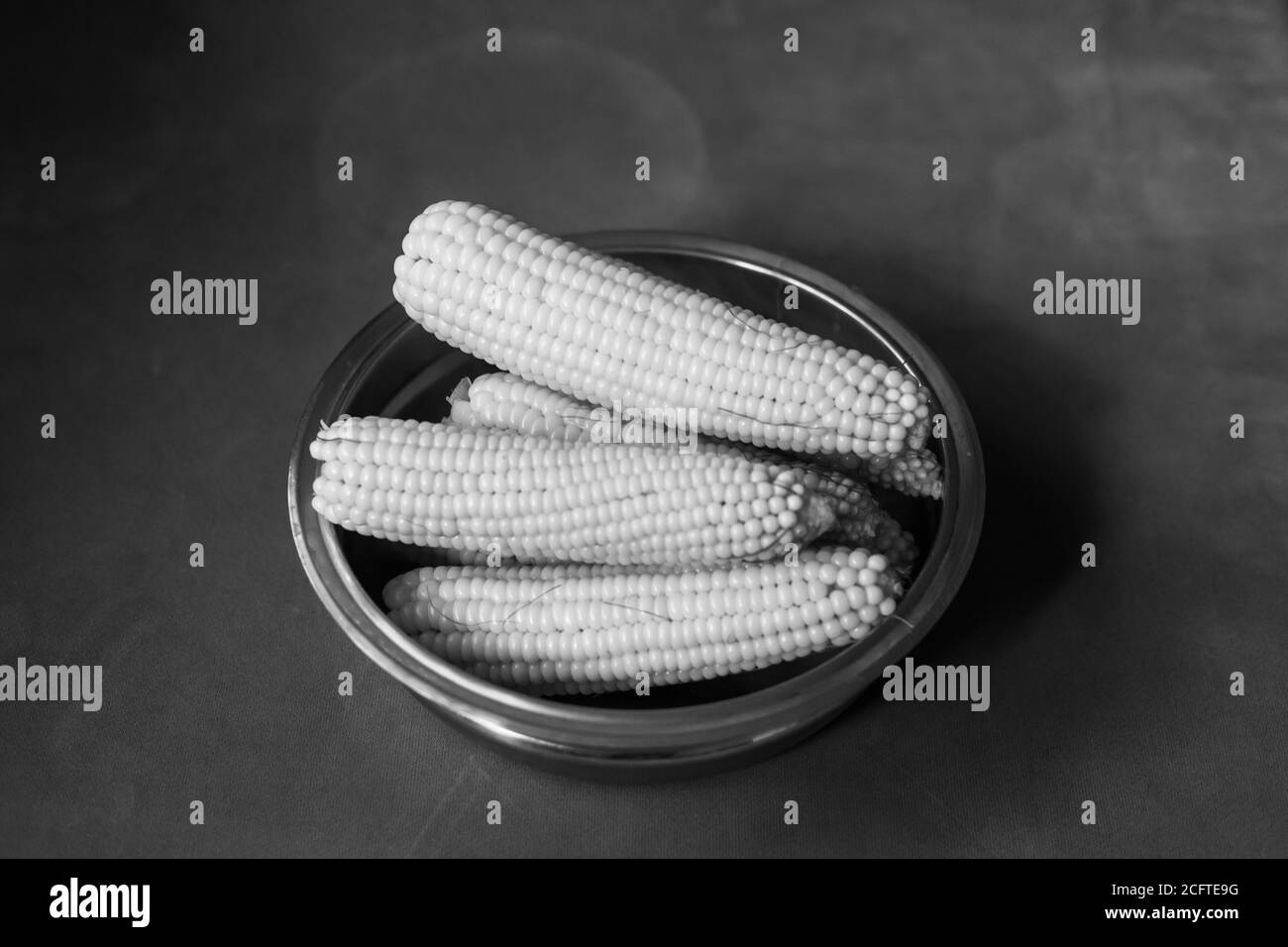 Choclo cocido fondo blanco Imágenes de stock en blanco y negro Alamy