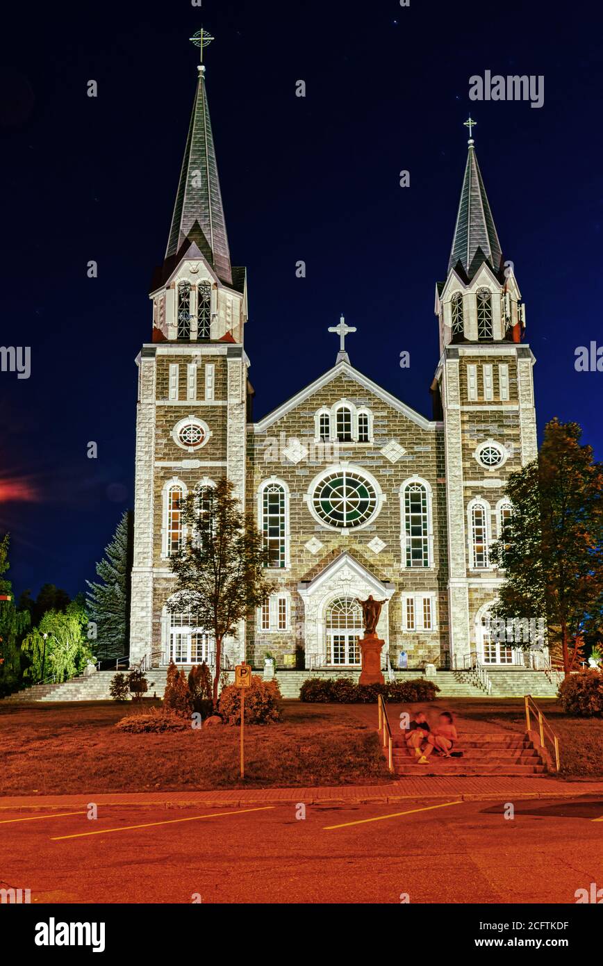 El chuch de Baie-St-Paul por la noche, Quebec, Canadá Foto de stock