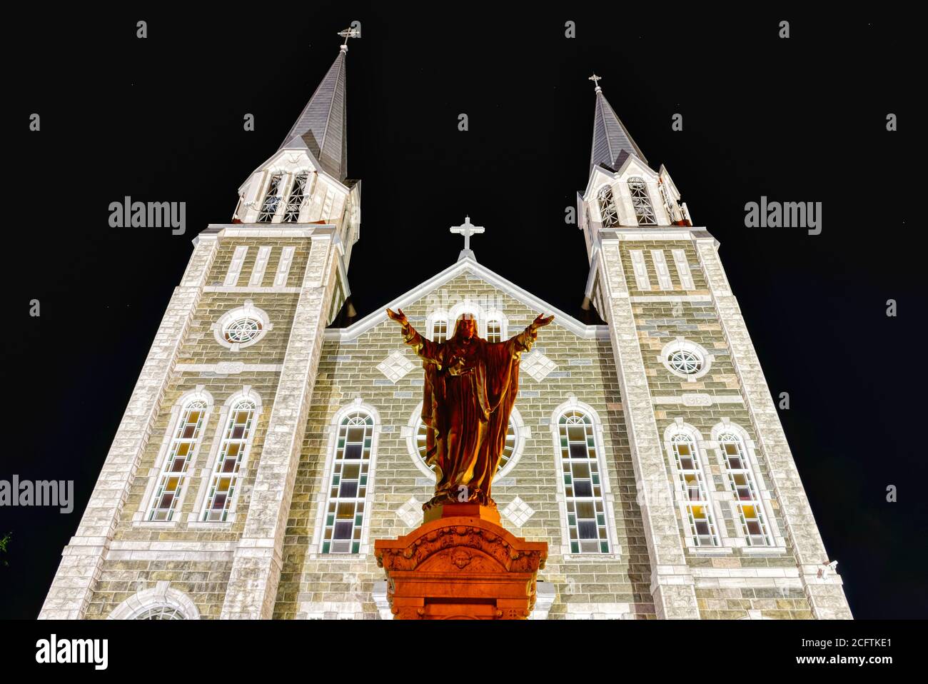 El chuch de Baie-St-Paul por la noche, Quebec, Canadá Foto de stock