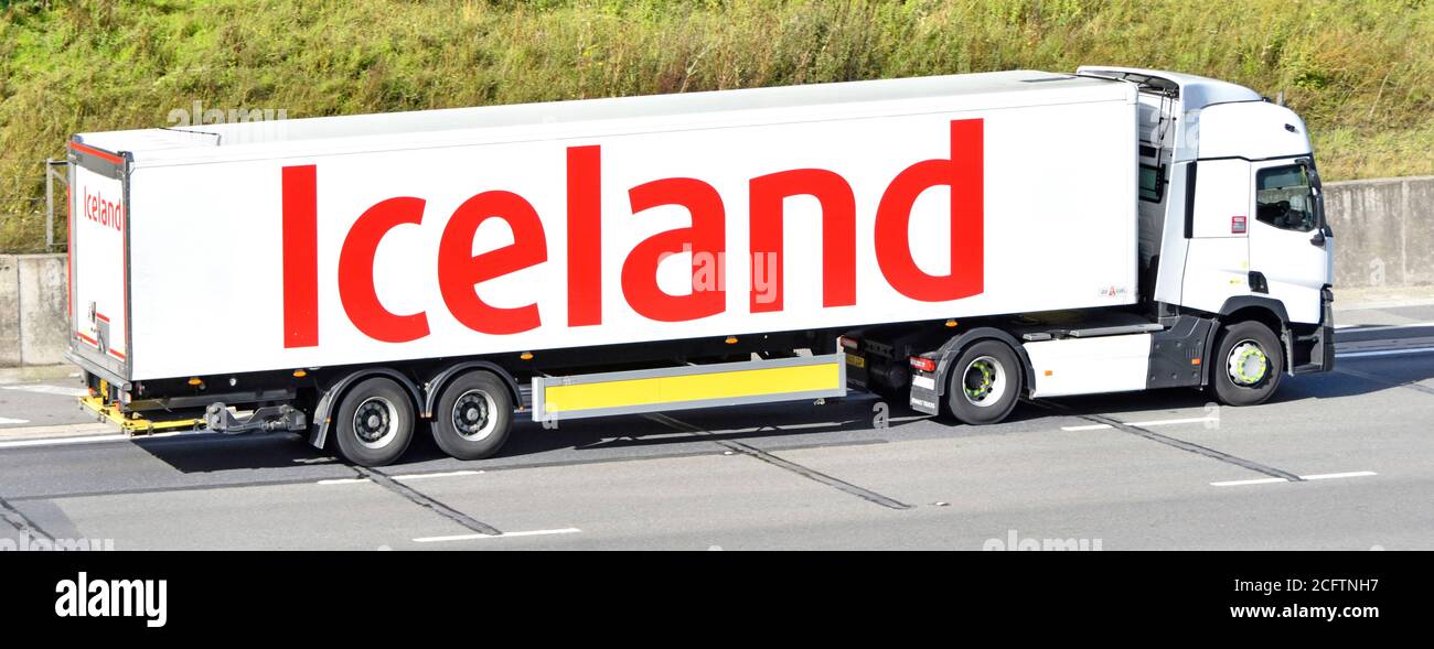 Vista lateral del negocio de alimentos congelados y comestibles al por menor de Islandia cadena de suministro de alimentos entrega camión hgv y gran marca Trailer de publicidad de la autopista del Reino Unido Foto de stock