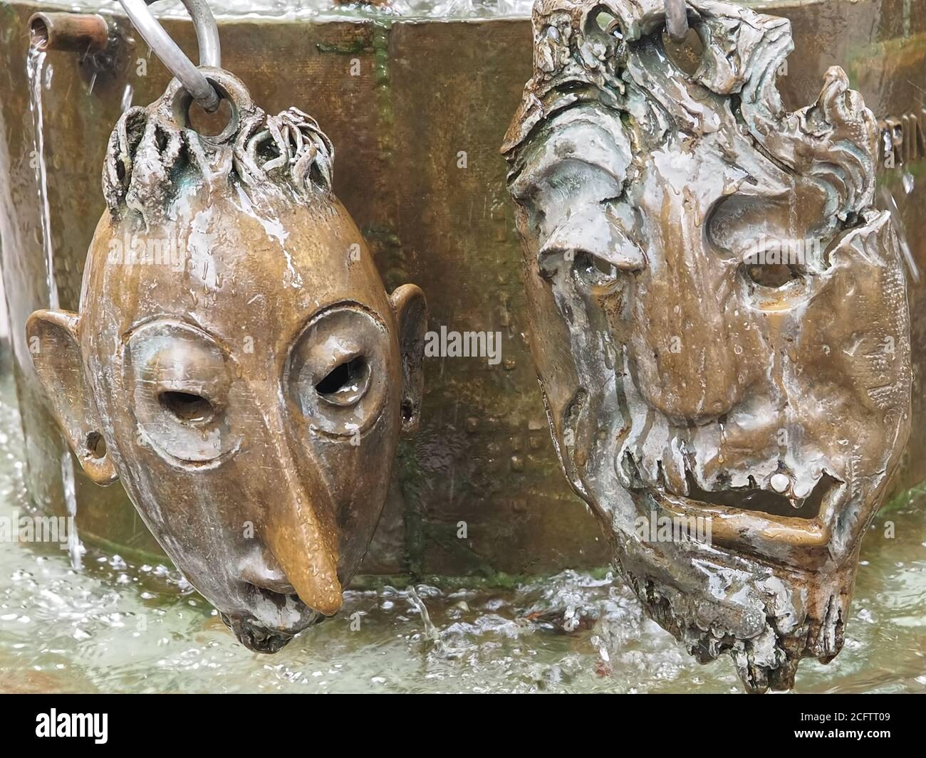 Máscaras de bronce en una fuente Fotografía de stock - Alamy