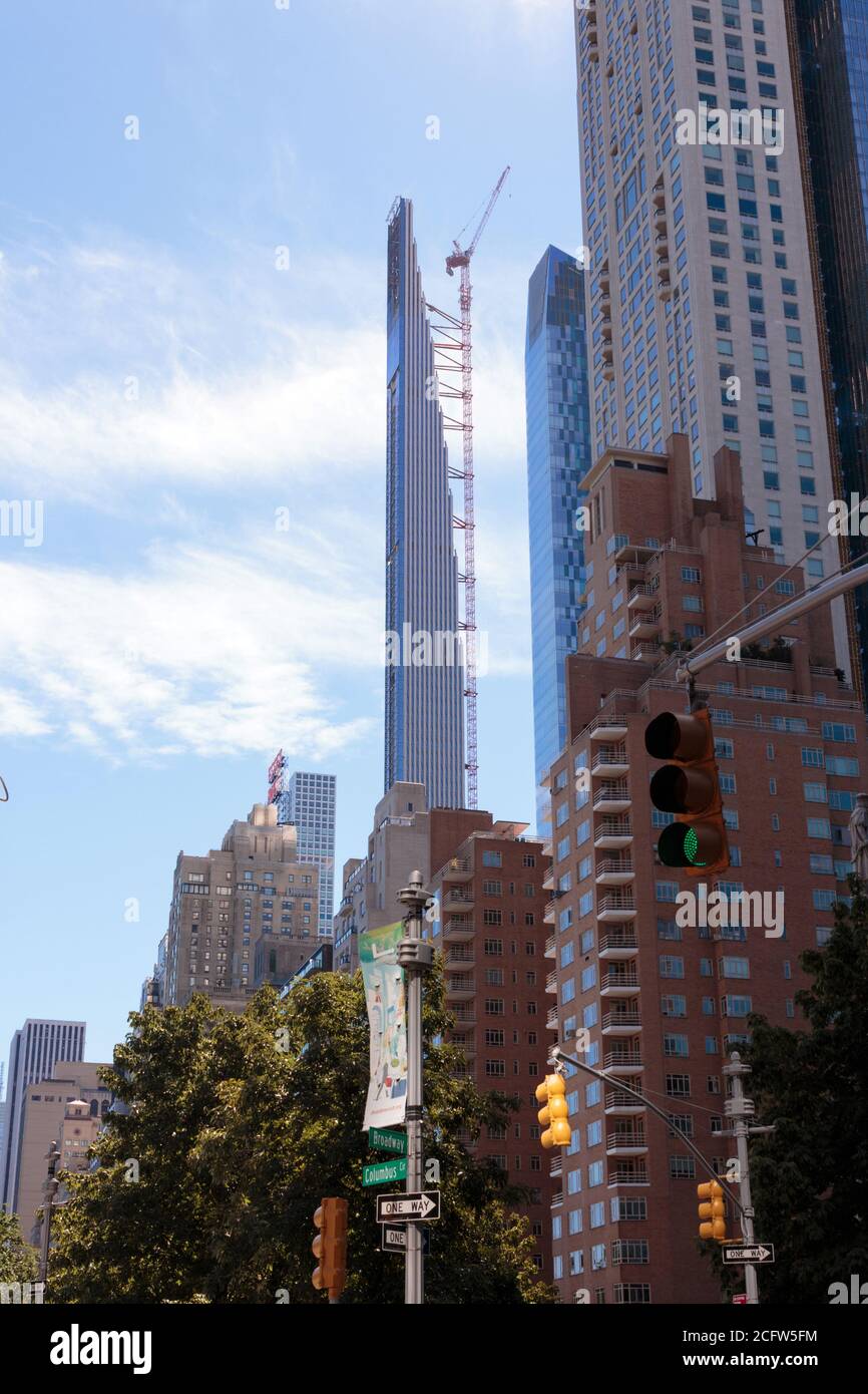 111 West 57th Street from Columbus Circle, también llamado Steinway Tower, un rascacielos residencial superalto en construcción en Billionaire's Row Foto de stock