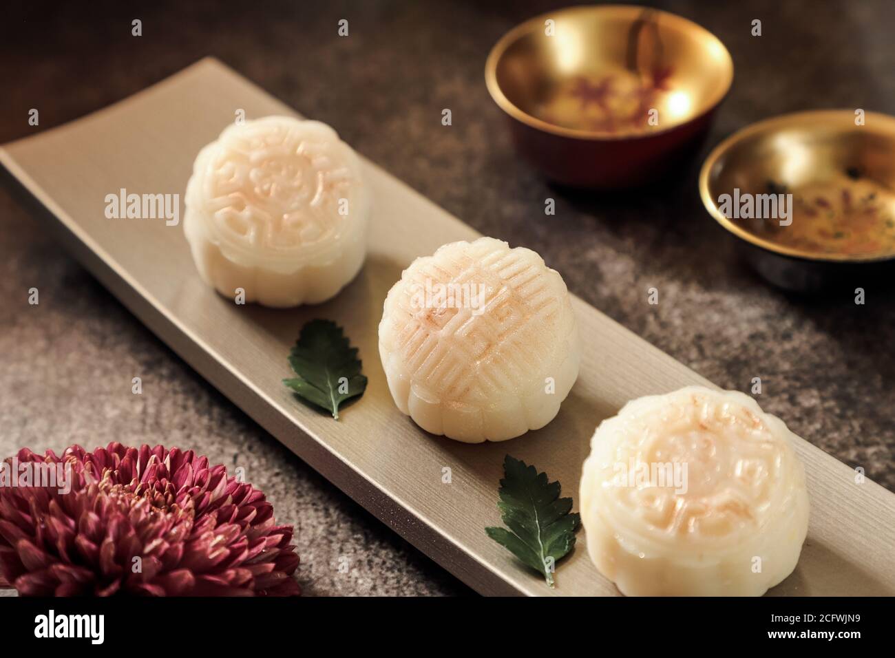 Snowskin o Crystal Skin Mooncake. La nueva variante de la torta de luna para el Festival de mediados de Otoño. Foto de stock