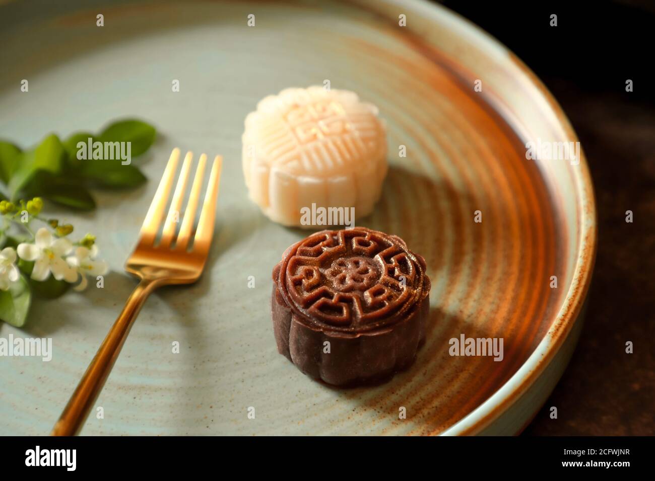 Snowskin o Crystal Skin Mooncake. La nueva variante de la torta de luna para el Festival de mediados de Otoño. Foto de stock