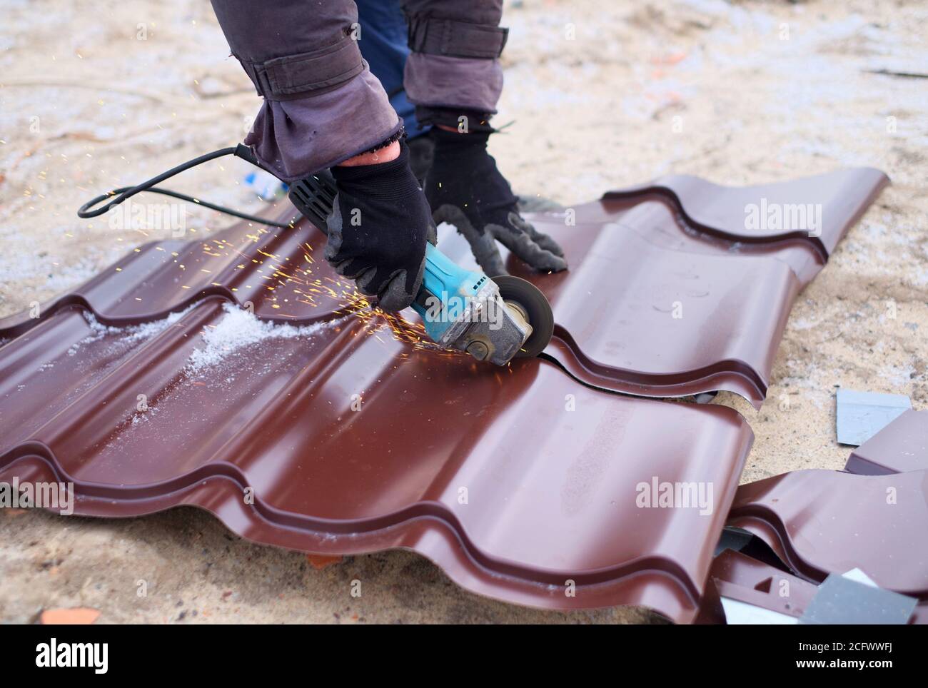 Técnico trabajador de techado en uniforme protector y guantes, trabajador de  construcción instalar nuevo techo, herramientas de impermeabilización,  taladro eléctrico utilizado en nuevos techos wi Fotografía de stock - Alamy