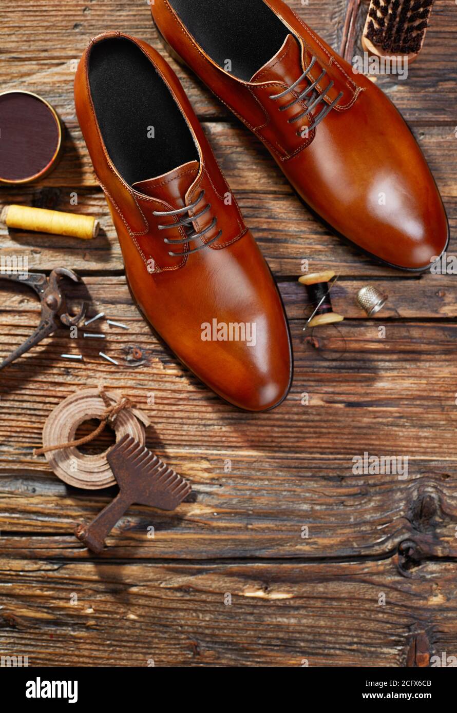 Zapatos elegantes para hombre sobre madera Fotografía de stock - Alamy
