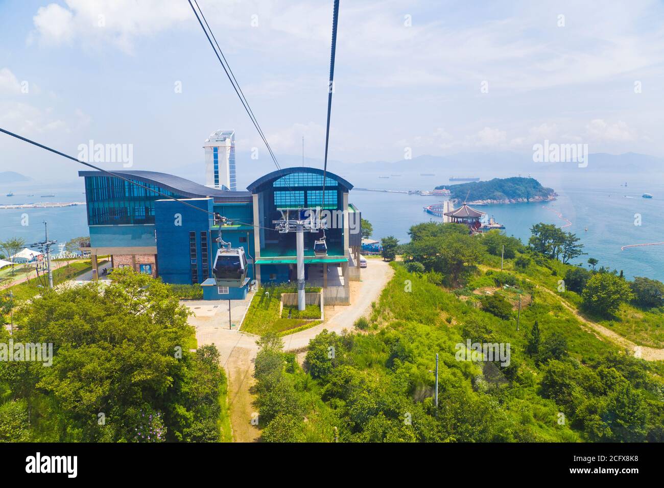 El teleférico marítimo de Yeosu es el primero de su clase en Corea, conectando la isla de Dolsan con el continente sobre el océano. Foto de stock