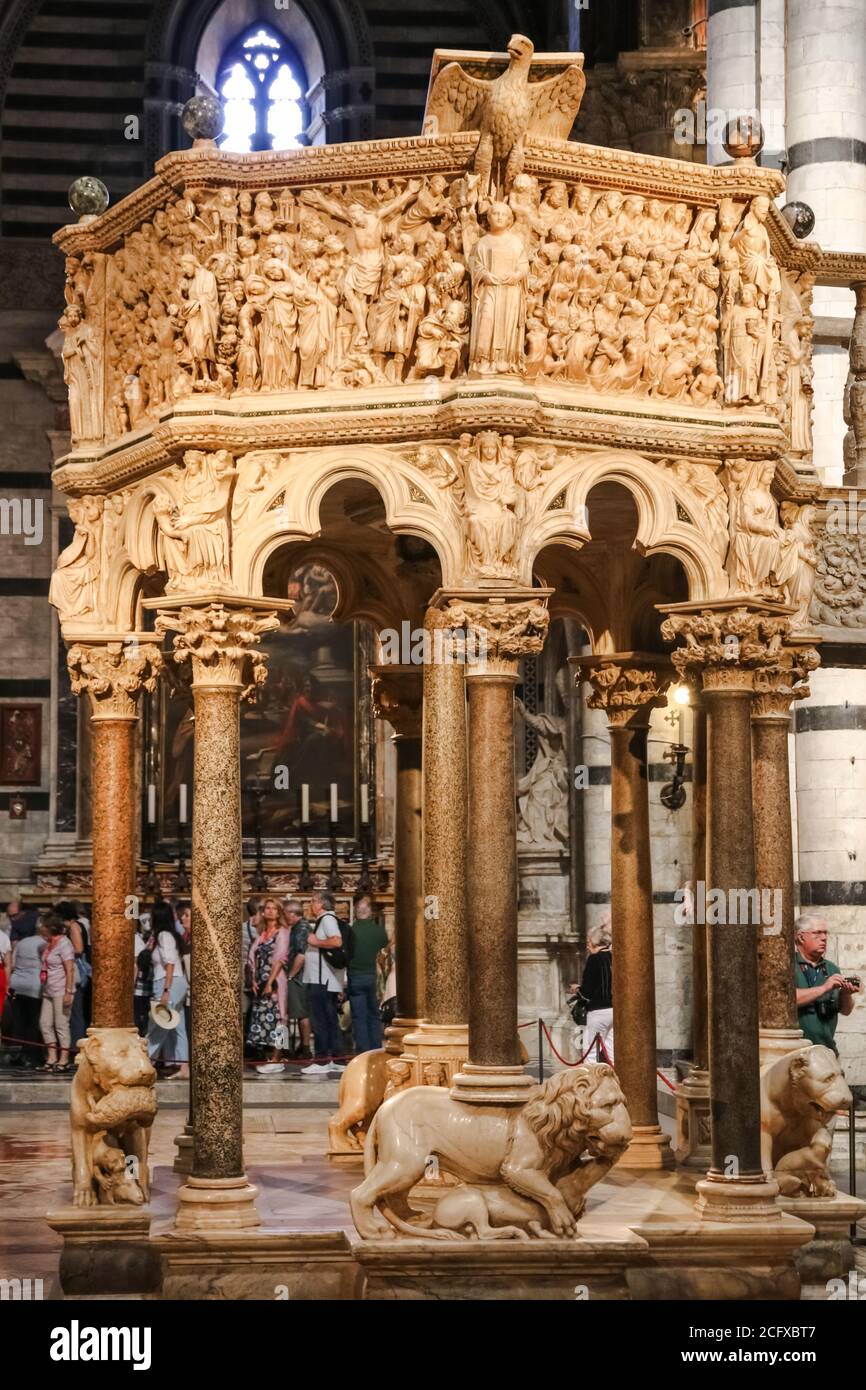 Gran vista de cerca del púlpito de la Catedral de Siena. La estructura octogonal, con sus siete paneles narrativos y nueve columnas decorativas, fue tallada... Foto de stock