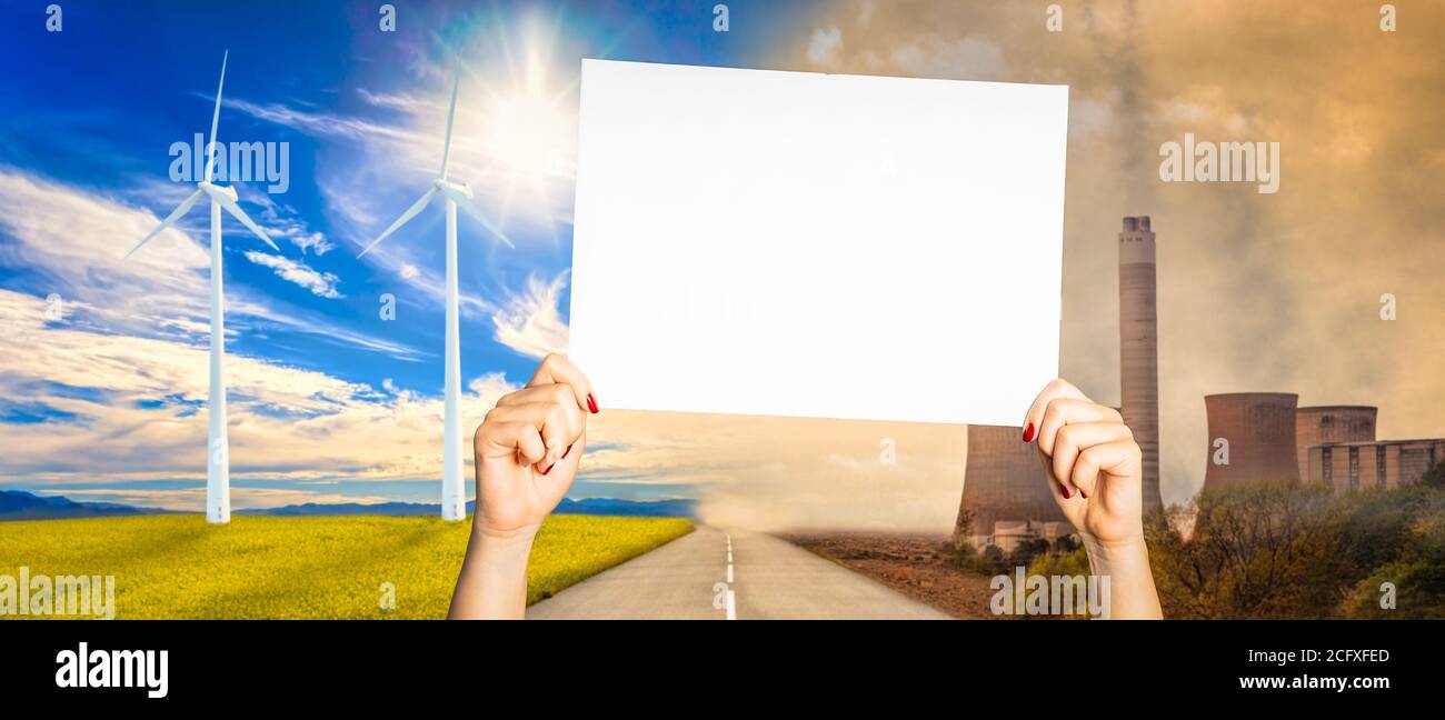 un demostrador sostiene una señal para etiquetar el tema de la protección del medio ambiente Foto de stock