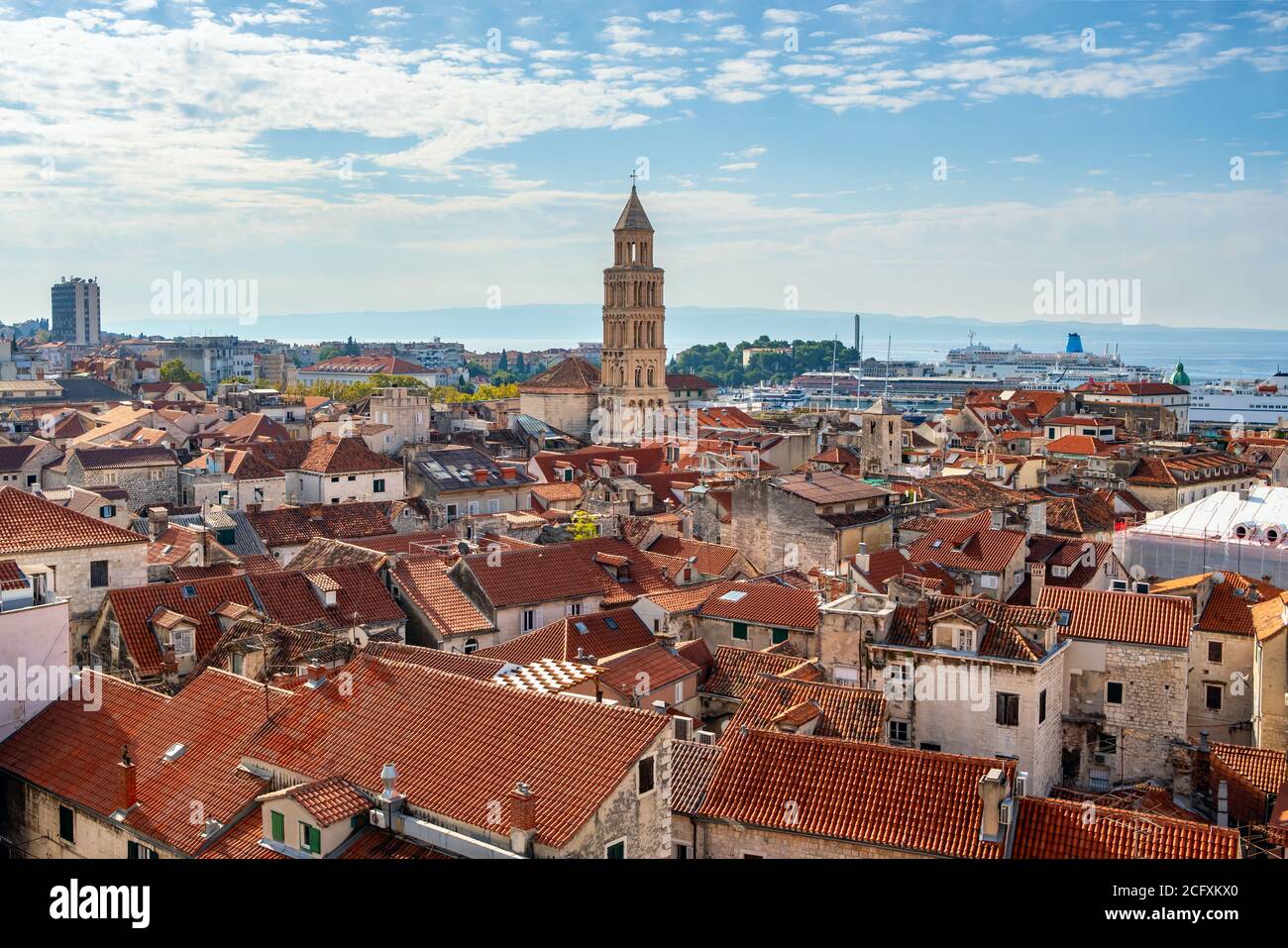 Campanario y edificios históricos en el casco antiguo de Split Foto de stock