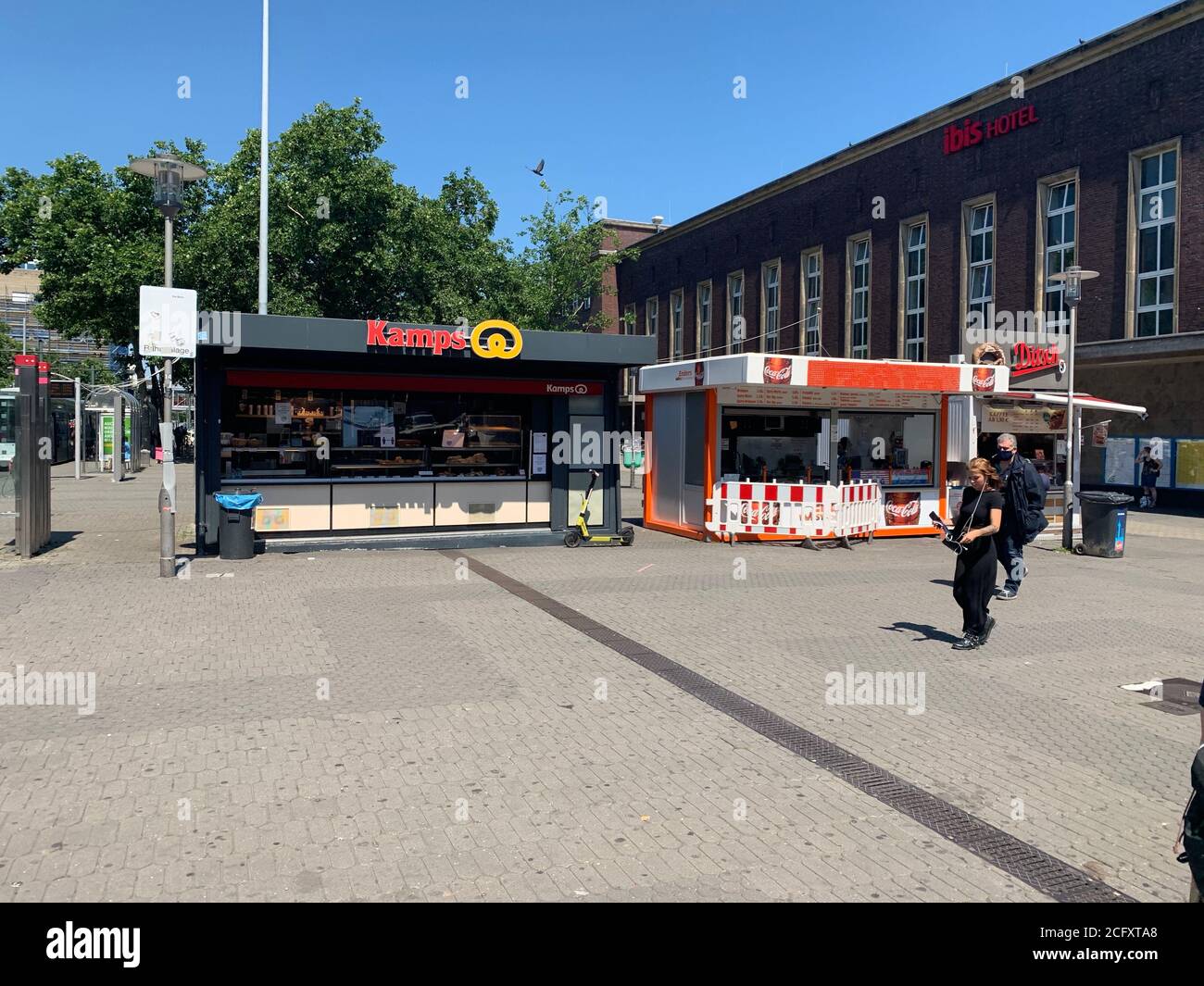 Kioscos de vendedores de comida en la calle al lado de la estación de tren de Dusseldorf. Dusseldorf, Renania del Norte-Westfalia / Alemania. Foto de stock