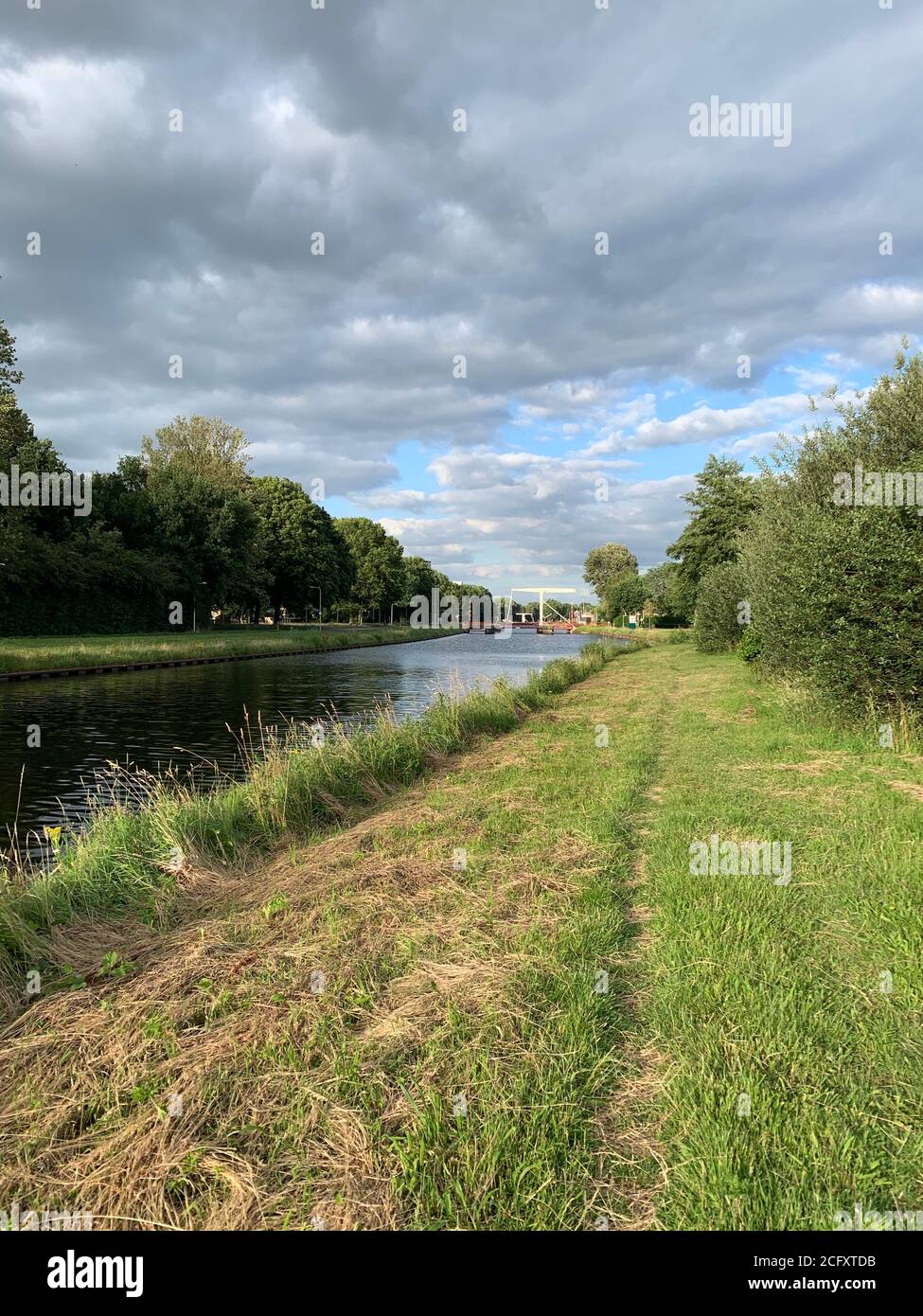 Canal en el centro de Tilburg, países Bajos. Foto de stock