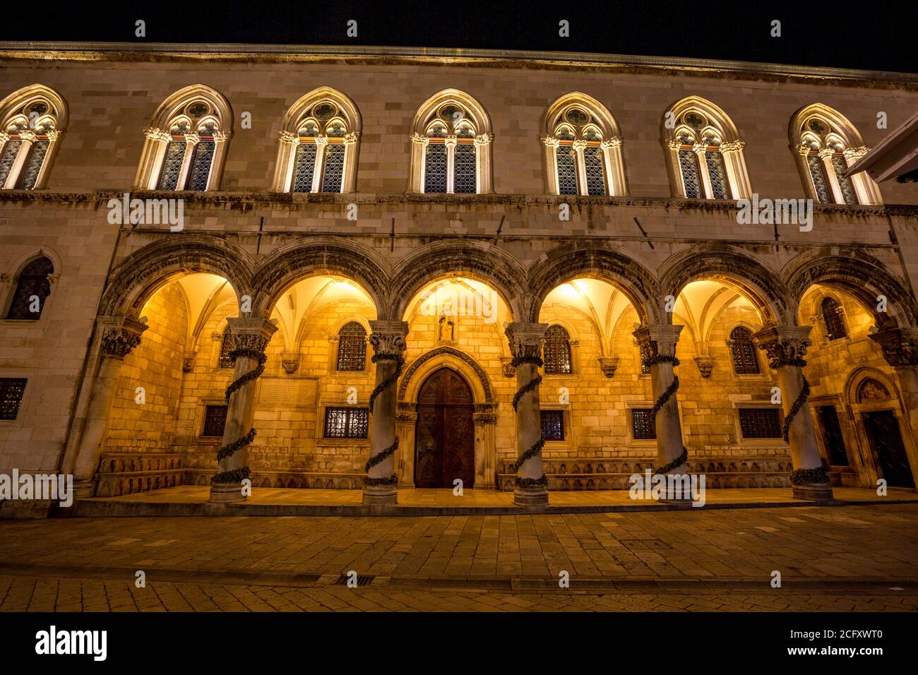 Fachada del edificio veneciano en la calle central, larga exposición por la noche. Paisaje vista de invierno de la ciudad vieja mediterránea de Dubrovnik, viaje europeo y destino histórico, Croacia Foto de stock