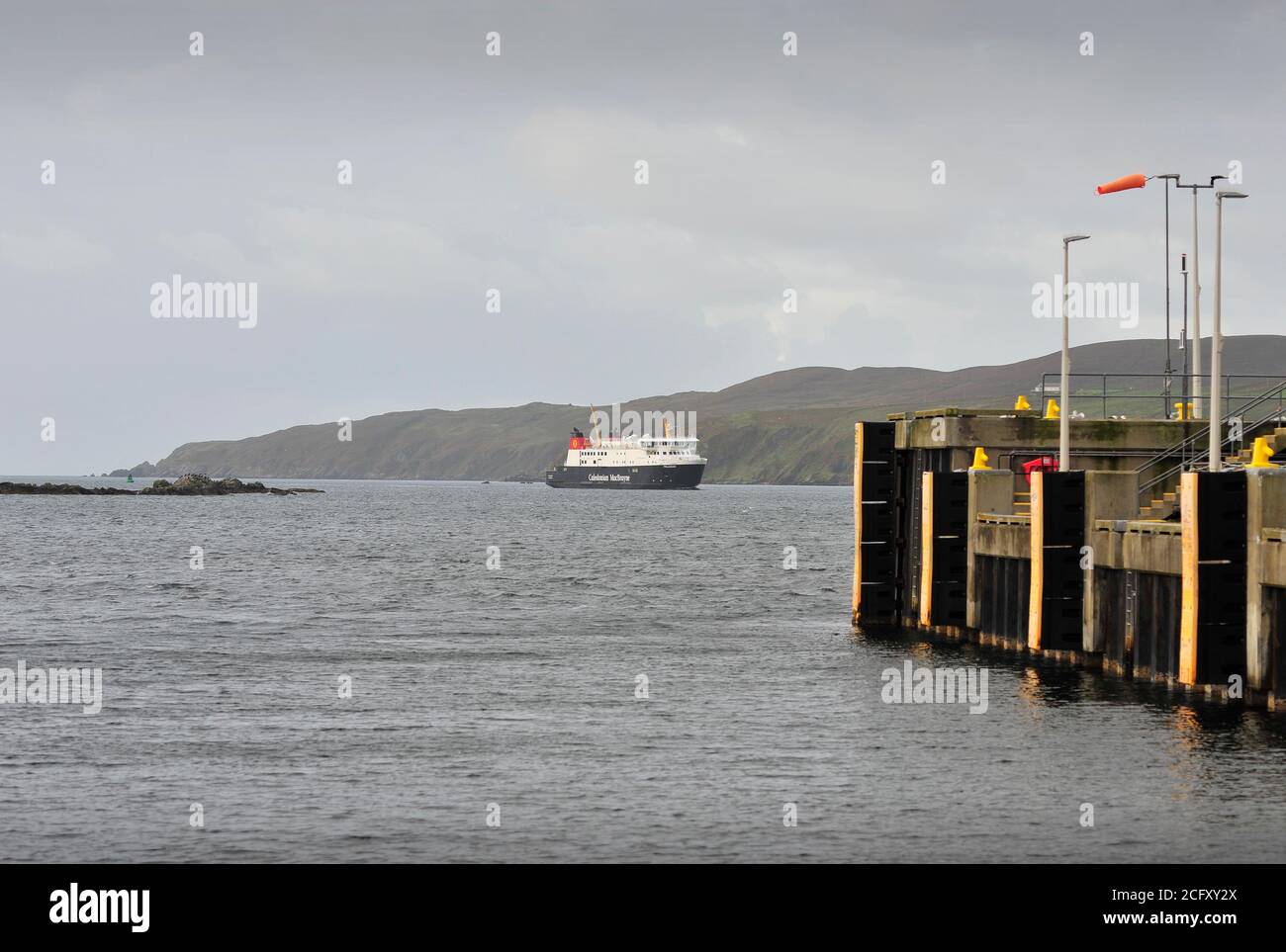El ferry de Calmac Finlaggan se acerca a Port Ellen Islay Escocia Reino Unido Foto de stock