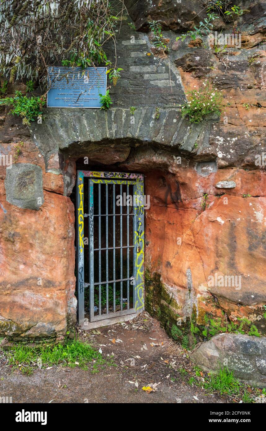 Puerta de entrada a las cuevas de Redcliffe. Las cuevas de Redcliffe son una serie de túneles hechos por el hombre bajo el área de Redcliffe de Bristol, Inglaterra. Foto de stock