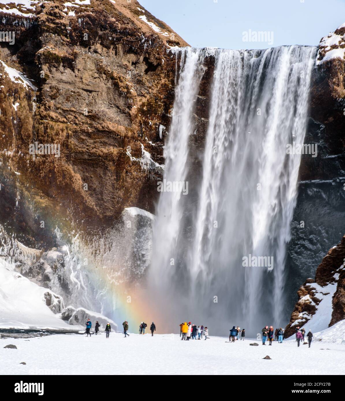 Skogafoss Cascada con un arco iris mágico, Islandia Foto de stock
