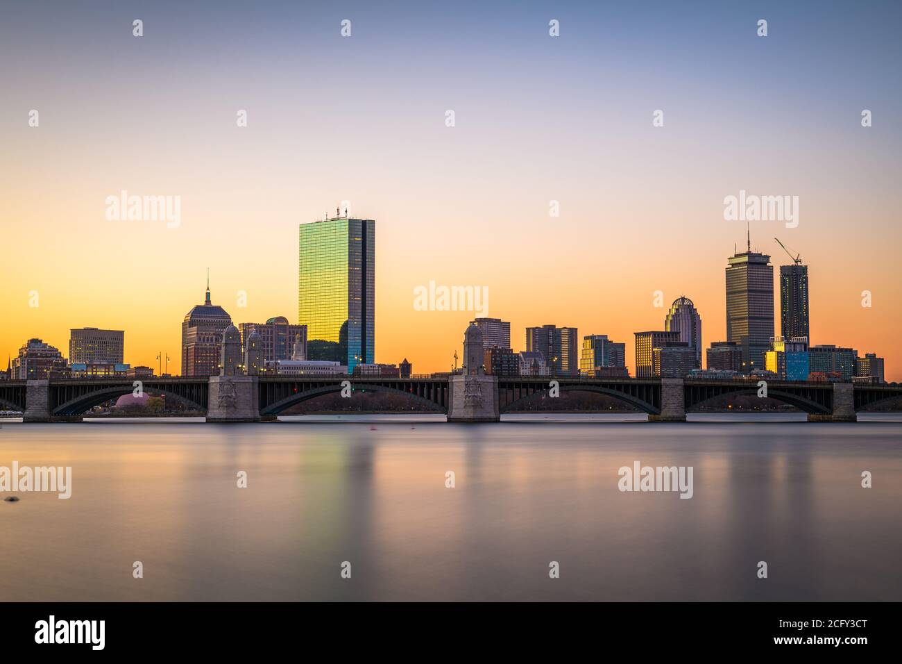 Boston, Massachusetts, EE.UU., el centro del paisaje urbano desde el otro lado del río Charles, al amanecer. Foto de stock