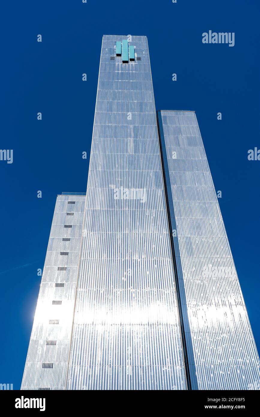 El Dreischeibenhaus, edificio de oficinas y administración de 94 metros de altura, de gran altura en Düsseldorf, NRW, Alemania, Foto de stock