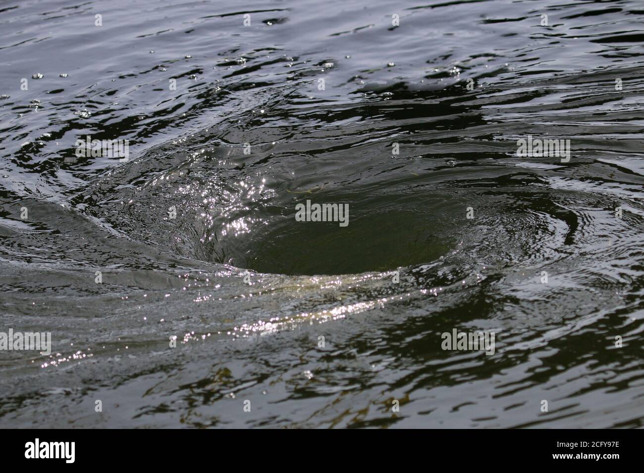 Hidromasaje de agua cerca de la cerradura del barco Foto de stock