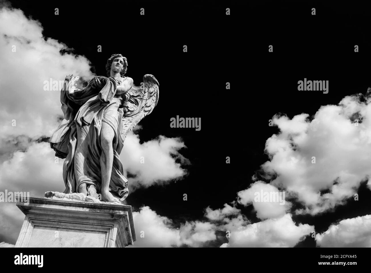 Estatua del ángel sosteniendo la prenda y los dados de Jesús Pasión con nubes celestiales. Una obra maestra barroca del siglo XVII en la cima del puente I de Sant'Angelo Foto de stock