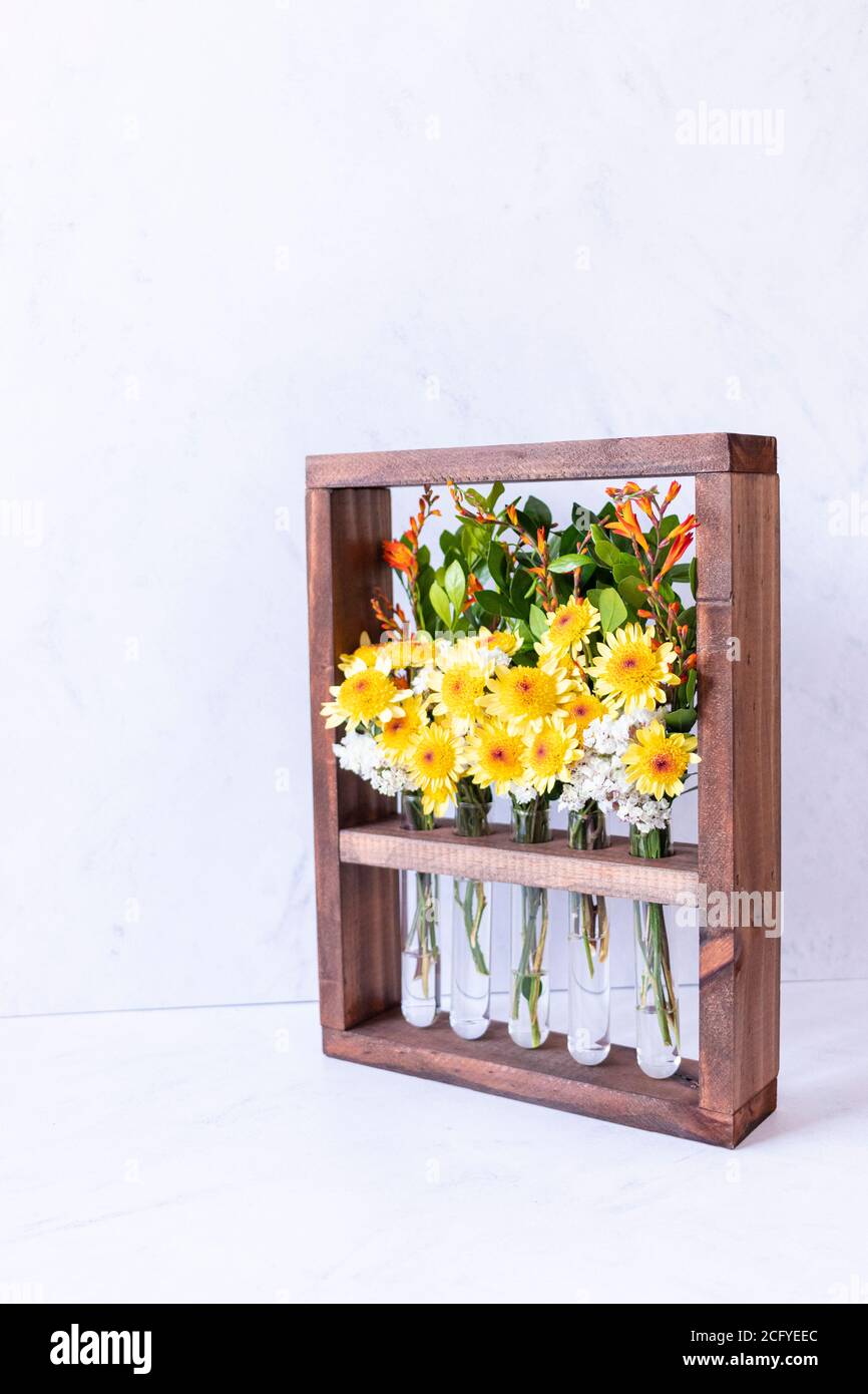 Arreglo floral en caja de madera Fotografía de stock - Alamy